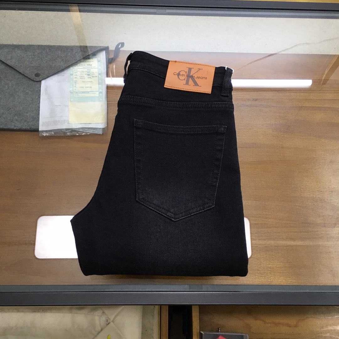 NO:624134,New denim 'CK...' 2025SS autumn and winter new men's denim trousers, worsted custom-made high-end quality, stretch denim denim cotton denim trousers, custom-woven pure cotton quality fabrics, the texture of the trousers brings elasticity without any sense of restraint, making your daily wear more comfortable and strong, the smooth and wrinkle-resistant fabric remains smooth and traceless at all times, silently guarding your elegance.  It is sold on the leading official website. It is no different from the original version at the counter. The fabric is slightly stretchy and the shape is slim and straight, showing off the long-legged oppa. It is simply a must-have item for everyone!  The perfectly wide waistband and well-cut pockets are all made of buttons engraved with the brand's logo!  Highlighting the charming charm of the brand itself and the fashionable taste of luxury and elegance, the back pocket is made with a lot of effort and no expense, and the heavy embroidery of the H family's exclusive icon is created with a level of sophistication that would amaze even the craftsmen of ten years!  The details are all low-key and luxurious. The garments are of high quality, exquisite and stylish, and are made by high-standard manufacturers with perfect details!  ~ All details reproduce the unique and exquisite design!  !  !  Size29 30 31 32 33 34 36 38 (new product),,alexander wang19860909新品牛仔 《CK...》 2025SS秋冬新款男士牛仔长裤,精纺定做高端品质,弹力丹宁牛仔棉质牛仔长裤,定织纯棉品质面料,裤身肌理感带来弹力毫无束缚感,让你日常穿着更加舒适矫健,顺滑不易褶皱的面料时刻保持平整无痕,默默守护着你的优雅. 领先官网发售..与专柜原版毫无区别,面料略带弹力,版型修身挺括尽显长腿欧巴,简直是人手必备单品！ 宽度恰到好处的腰头跟精心裁剪的口袋,均采用刻有品牌logo纽扣！彰显品牌自身的迷人魅力和高奢雅艺的时尚品味,后片口袋更是消耗大量精力不惜血本,重工刺绣H家专属图标打造出,精致程度令十年手工师傅都惊叹的！细节之处尽显低调奢华.成衣品质感高级,精致有型、 细节满分的大厂高规格制作！~ 种种细节都再现独特的精美设计！！！ Size29 30 31 32 33 34 36 38（新品）,,alexander wang,Men's clothing