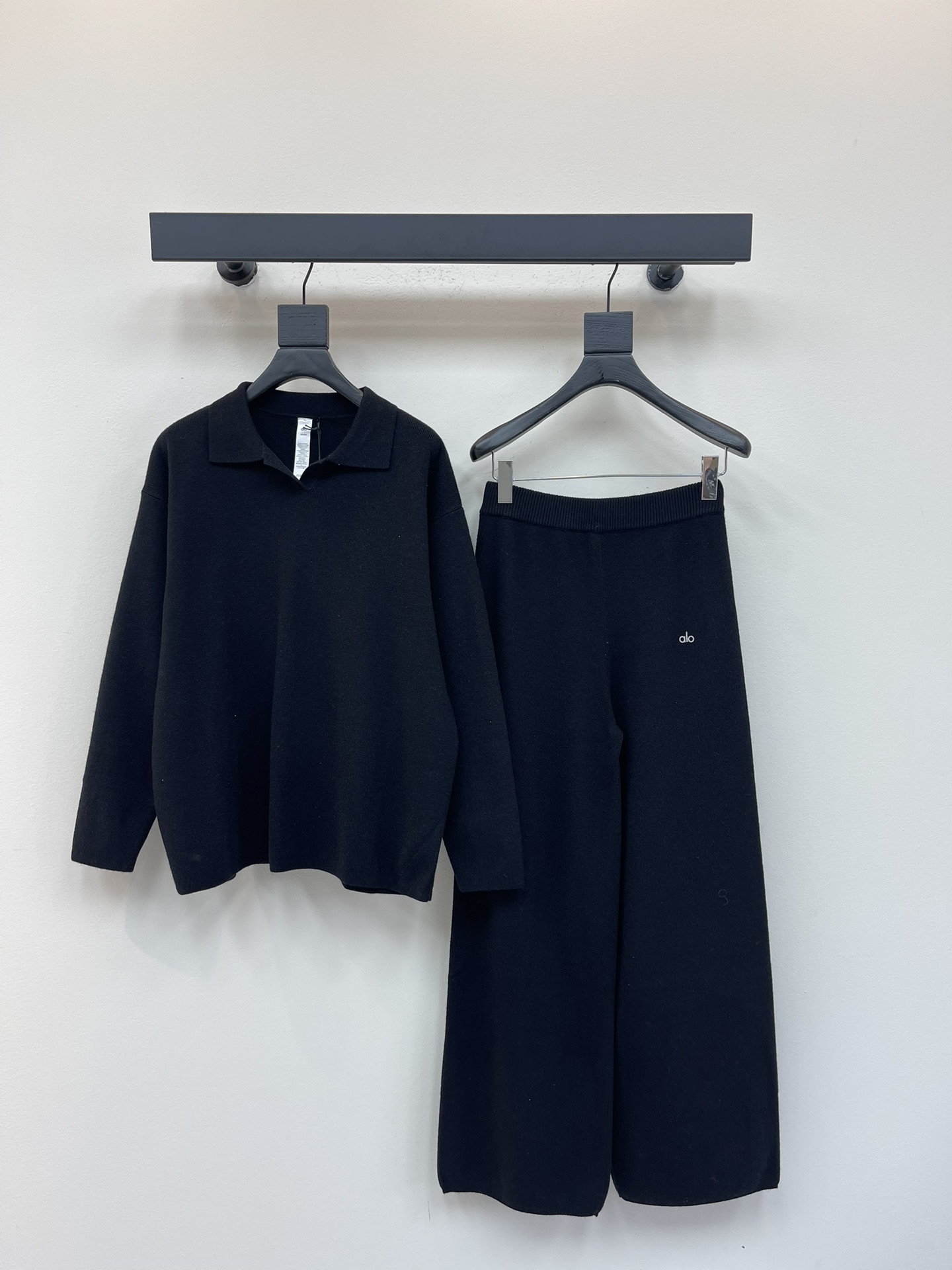 NO:484274,Alo 25 autumn and winter new lazy old money style knitted long-sleeved POLO shirt straight-leg pants set. Simple and atmospheric lazy style. Warmness and appearance are online. A set of upper body easily divides the body proportions to make you look slim and tall, and the most practical and versatile quality. The daily high-end wear is layered in autumn and winter!  !  SML, alexander wang19860909Alo 25秋冬新款慵懒老钱风针织长袖POLO衫直筒裤套装 简约大气慵懒版型 保暖度和颜值在线 一套上身轻松分割身材比例显瘦显高显身材～～最实穿百搭的精品 秋冬打底叠穿日常高级！！SML,,alexander wang,Women's clothing