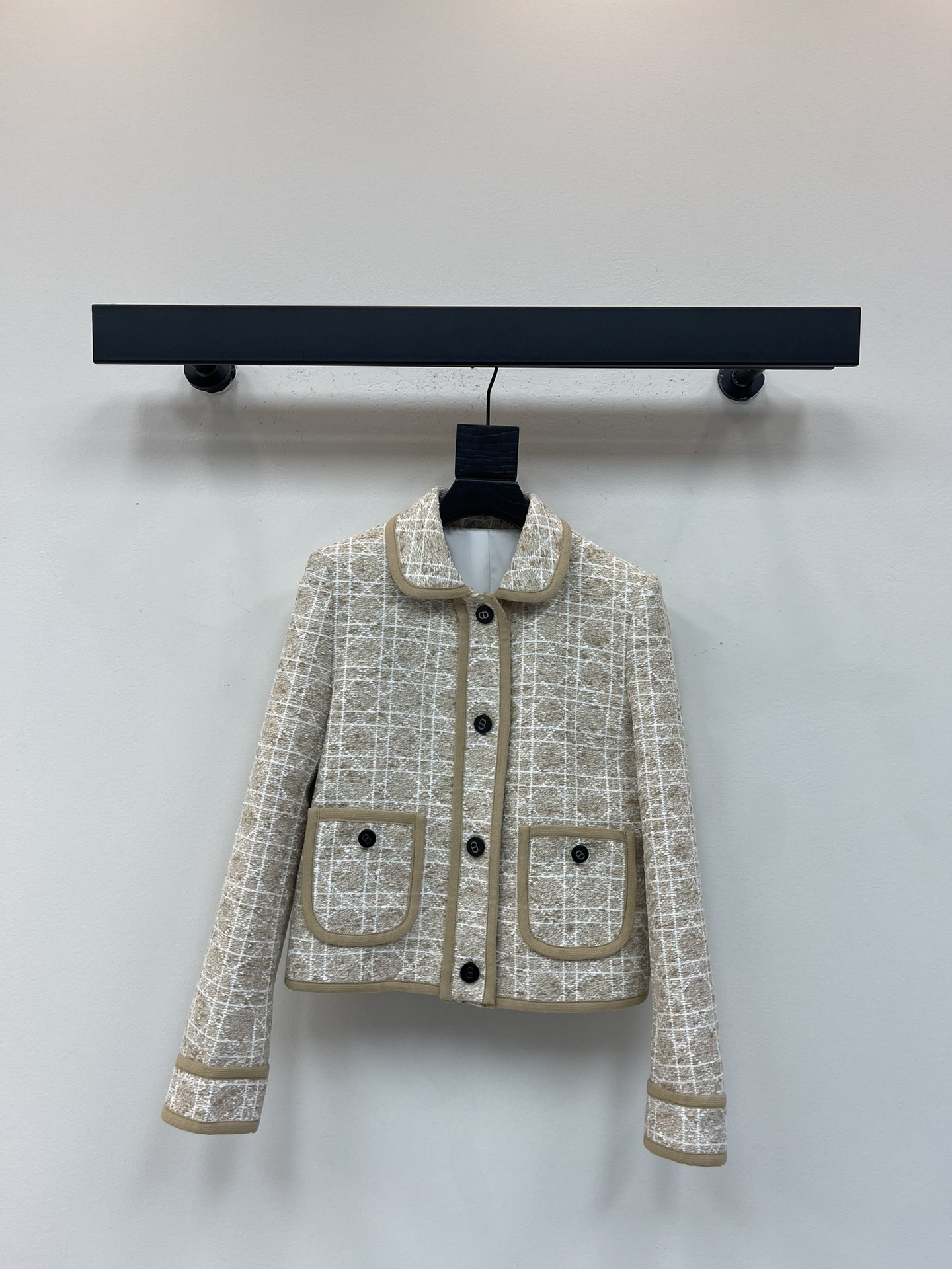 NO:484247,Dio*25 autumn and winter new product Miss D limited plaid double pocket lapel jacket developed custom three-dimensional woven tweed fabric three-dimensional and wide, both colors are super age-reducing, lapel single-breasted small short H-shaped upper body looks slim and tall, elegant and casual fashionable and high-end sense, French celebrity style white and rich beauty must have SML, dior, jackets & coats, alexander wang19860909Dio*25秋冬新品Miss D限定戴妃藤格纹双口袋翻领外套 开发定制立体编织粗花呢面料立体挺阔 两个颜色都超减龄 翻领单排扣小短款H版型上身显瘦又高挑 优雅随性的时髦高级感 法式名媛风白富美必备 SML,,dior,jackets & coats,alexander wang,Women's clothing