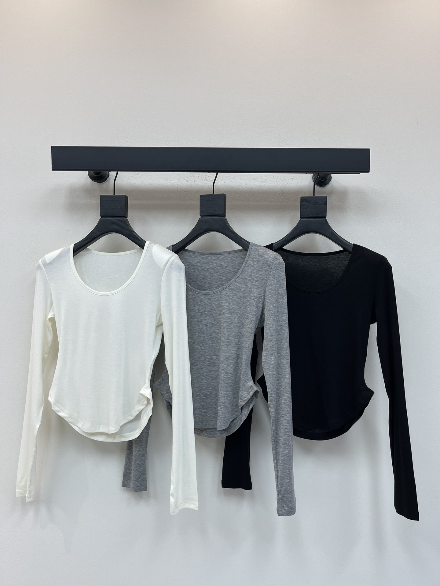 NO:485339,*25 early autumn new solid color U-neck long-sleeved T-shirt base custom fabric with elastic texture soft and comfortable upper body with shoulder pad design hot girl slim fit style, a SML that you can't miss whether you base or wear it alone, tees, t-shirt, alexander wang19860909*25早秋新款纯色U领长袖T恤打底定制面料带弹力 质地上身柔软舒适带垫肩设计辣妹修身版型,无论打底或单穿都不能错过的一款SML,,tees，t-shirt,alexander wang,Women's clothing