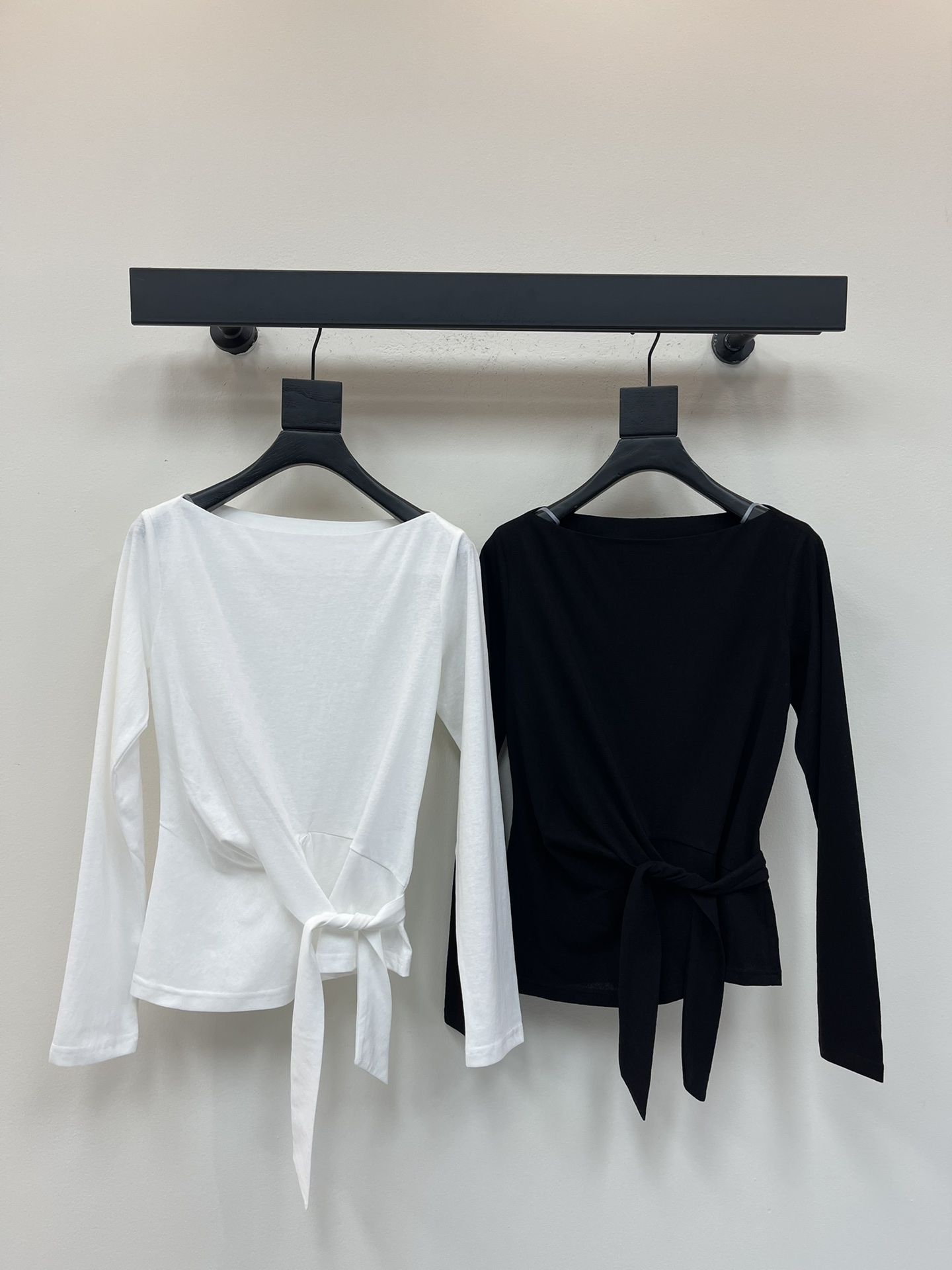 NO:485334,*25 early autumn new solid color waist knotted long-sleeved T-shirt waist-closed tailoring to show off your body temperament minimalist style clean and tidy. A versatile and not picky about people and match them at will, whether you can’t miss it whether you wear it or wear it alone. SML, tees, t-shirt, alexander wang19860909*25早秋新款纯色腰间打结长袖T恤收腰剪裁显身材气质 极简风 干净整洁 百搭不挑人随意搭配无论打底或单穿都不能错过的一款 SML,,tees，t-shirt,alexander wang,Women's clothing