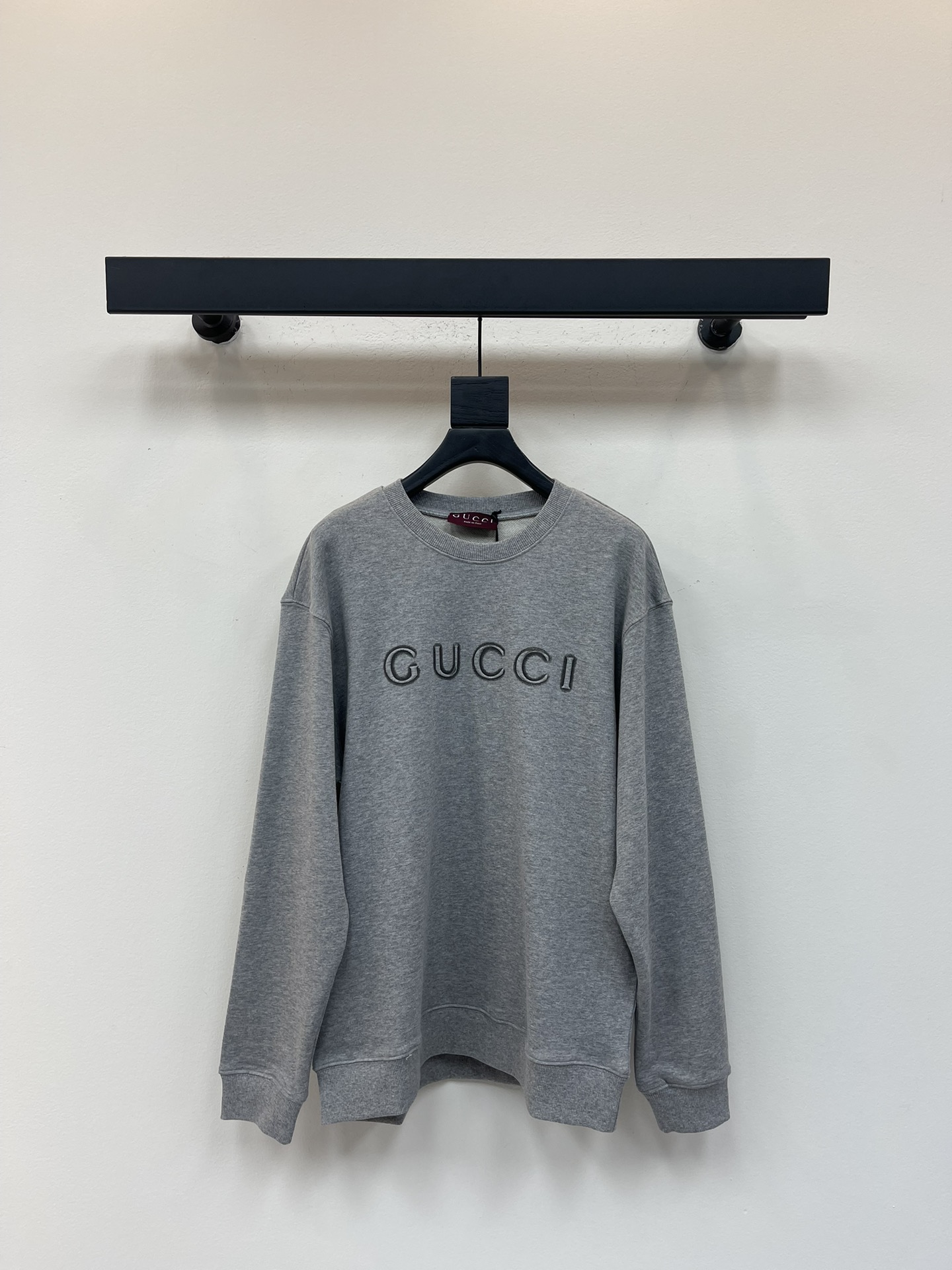 NO:483503,Gucc*25 early autumn new round-neck letter sweatshirt custom YB native cotton material comfortable and soft, fashionable outfit, shoulder drop-back silhouette sweatshirt tailoring, threaded edge-cover details on cuff hem, creating a delicate and coordinated atmosphere, letter decoration on chest embroidered three-dimensional font elements, brand high-end feel, the overall style is low-key and textured, casual and fashionable outfit, suitable for commuting and daily travel SML,,gucci,hoodie,sweatshirts,alexander wang19860909Gucc*25早秋新款圆领字母卫衣 定制YB原生全棉材质 舒适软糯 穿搭洋气 落肩套头廓形卫衣剪裁 袖口下摆螺纹包边细节 营造出精致协调的氛围感 胸前点缀字母装饰 刺绣立体字体元素 品牌高级感立显 整体风格低调不失质感 穿搭休闲时髦 通勤日常出行都适配 SML,,gucci,hoodie,sweatshirts,alexander wang,Women's clothing