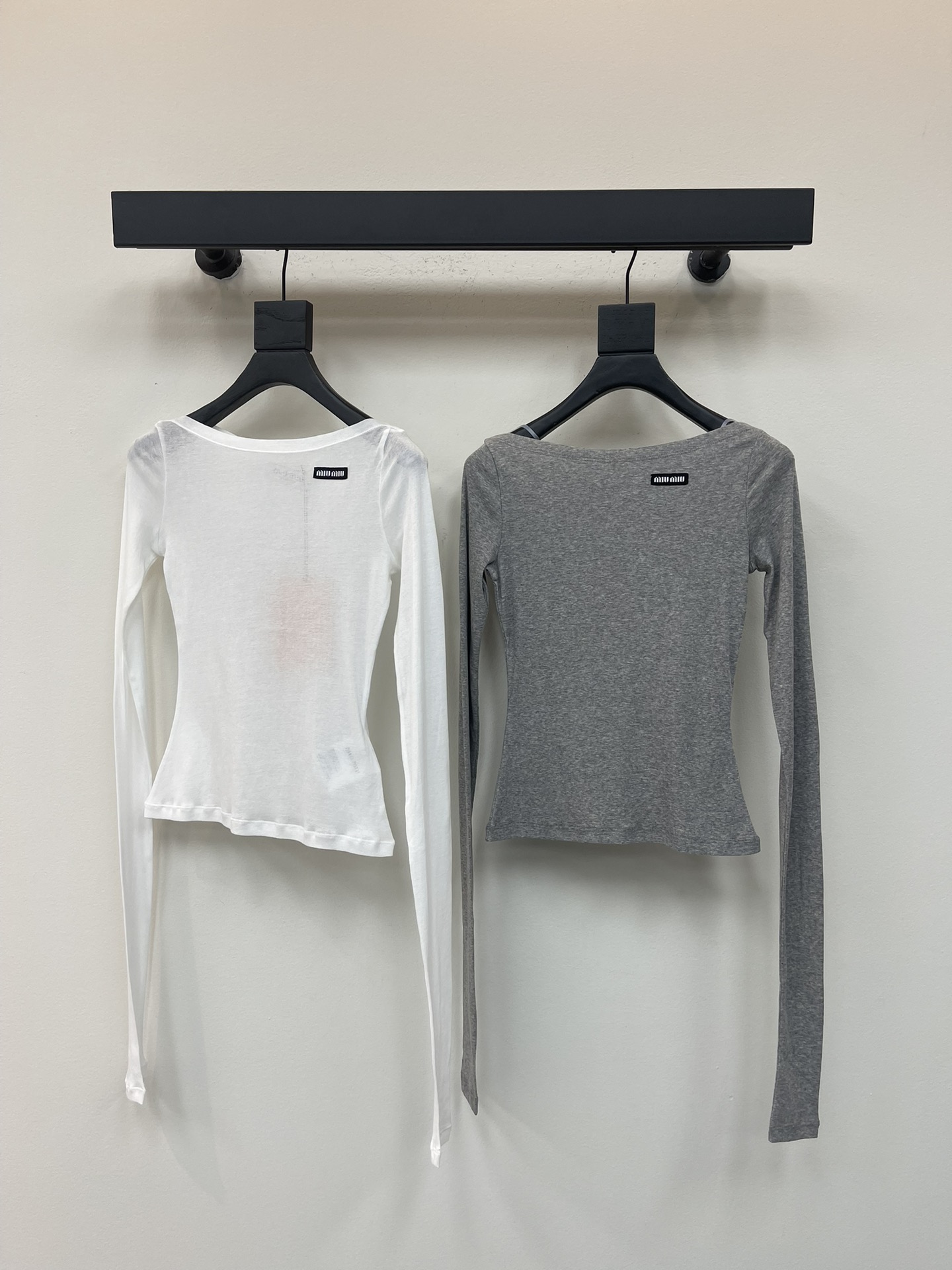 NO:483478,Miumi*25 early autumn new product, one-length collar, long-sleeved base T. Deeply processed softer and more comfortable knitted fabric presents simple lines, embellished with logo patches, highlighting the classic style and unique personality, and a classic single piece that is worn alone!  SML, miumiu, alexander wang19860909Miumi*25早秋新品一字领长袖打底T.深度加工更加柔软舒适的针织面料呈现简约线条,点缀徽标贴饰,彰显经典风范与独特个性,单穿叠穿的经典单品！SML,,miumiu,alexander wang,Women's clothing