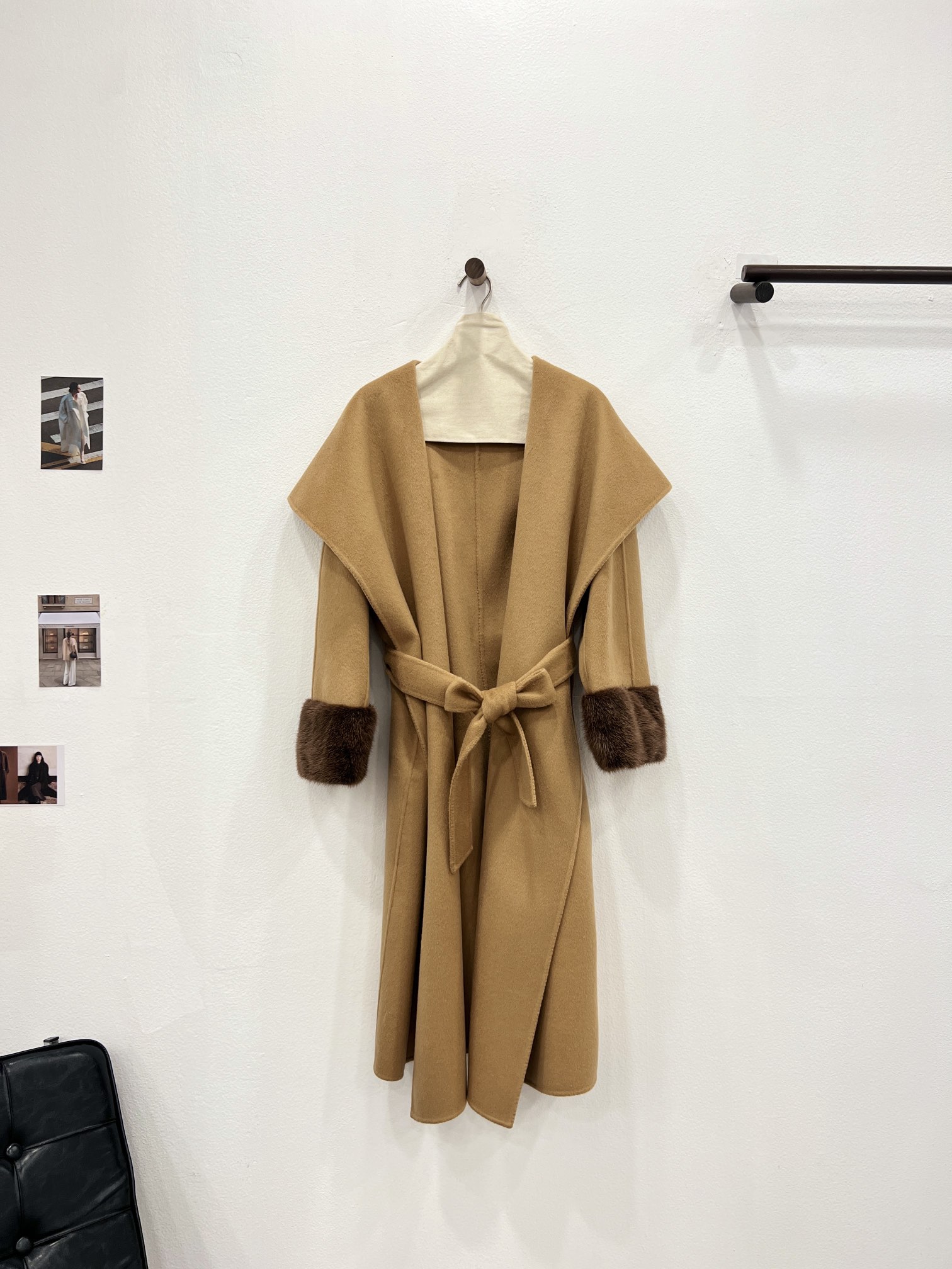 NO:636998,Autumn and winter new style, high-definition sleeve mink fur collar, large lapel bathrobe cashmere coat, you are invited to appreciate the classic camel details. Selected from Alxa high-quality cashmere, known as soft gold, paired with merino high-weave fine wool imported from Australia. It not only has the broad bones of wool, but also takes into account the softness and delicacy of cashmere. The sleeve mink is made of Danish mink. The whole leather is dyed and cut. The hair needles are delicate and smooth to the touch. Women's clothing, gold, alexander wang19860909秋冬新款 高定袖口水貂毛领大翻领浴袍羊绒大衣 经典驼细节邀您鉴赏 选用被誉为软黄金的阿拉善优质山羊绒 搭配澳洲进口美利奴高织细羊毛 不仅有羊毛的挺阔骨感还兼顾羊绒的软糯细腻 袖口水貂采用的是丹麦水貂 整皮进行染色切割 毛针细腻手感顺滑,女装,gold,alexander wang,Women's clothing