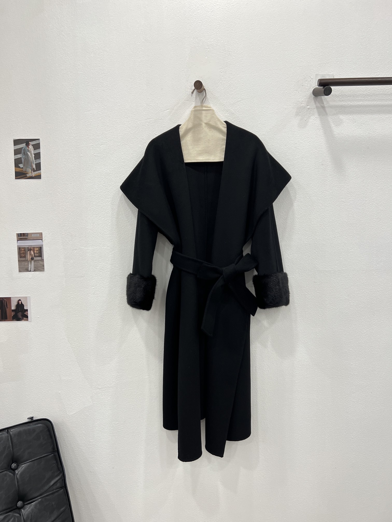 NO:637000,Autumn and winter new style, high-definition sleeve mink fur collar, large lapel bathrobe cashmere coat. Noble black details invite you to appreciate it. Select high-quality Alxa cashmere, known as soft gold, and match it with merino high-weave fine wool imported from Australia. It not only has the broad bones of wool but also takes into account the softness and delicacy of cashmere. The sleeve mink is made of Danish mink. The whole leather is dyed and cut. The hair needles are delicate and smooth to the touch. Women's clothing, gold, alexander wang19860909秋冬新款 高定袖口水貂毛领大翻领浴袍羊绒大衣 高贵黑细节邀您鉴赏 选用被誉为软黄金的阿拉善优质山羊绒 搭配澳洲进口美利奴高织细羊毛 不仅有羊毛的挺阔骨感还兼顾羊绒的软糯细腻 袖口水貂采用的是丹麦水貂 整皮进行染色切割 毛针细腻手感顺滑,女装,gold,alexander wang,Women's clothing