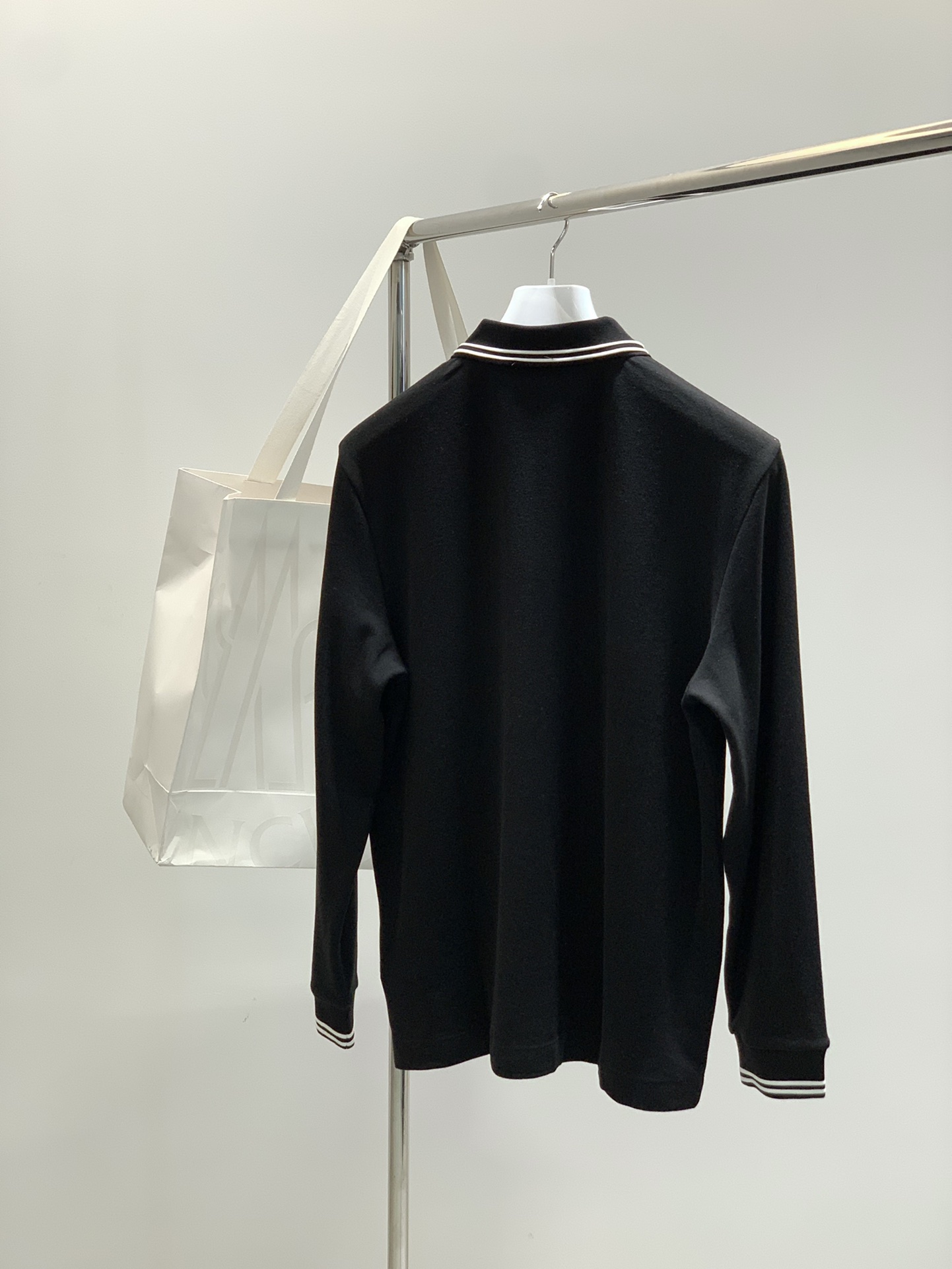 ，Moncler 蒙口，2025秋季最新品，专柜同步有售，原单狠货，时尚休闲翻领长袖T恤，上身舒适！吸睛