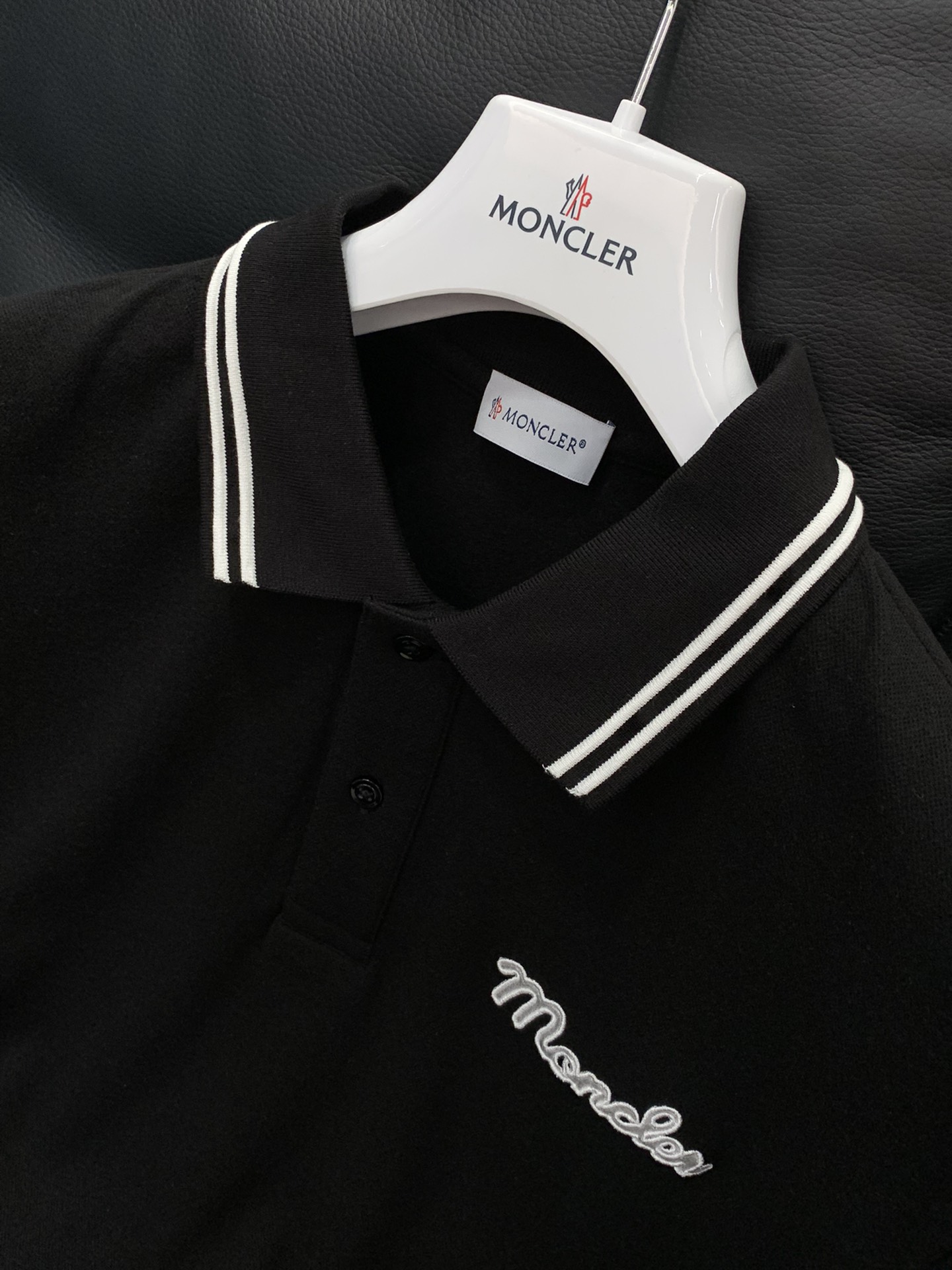 ，Moncler 蒙口，2025秋季最新品，专柜同步有售，原单狠货，时尚休闲翻领长袖T恤，上身舒适！吸睛
