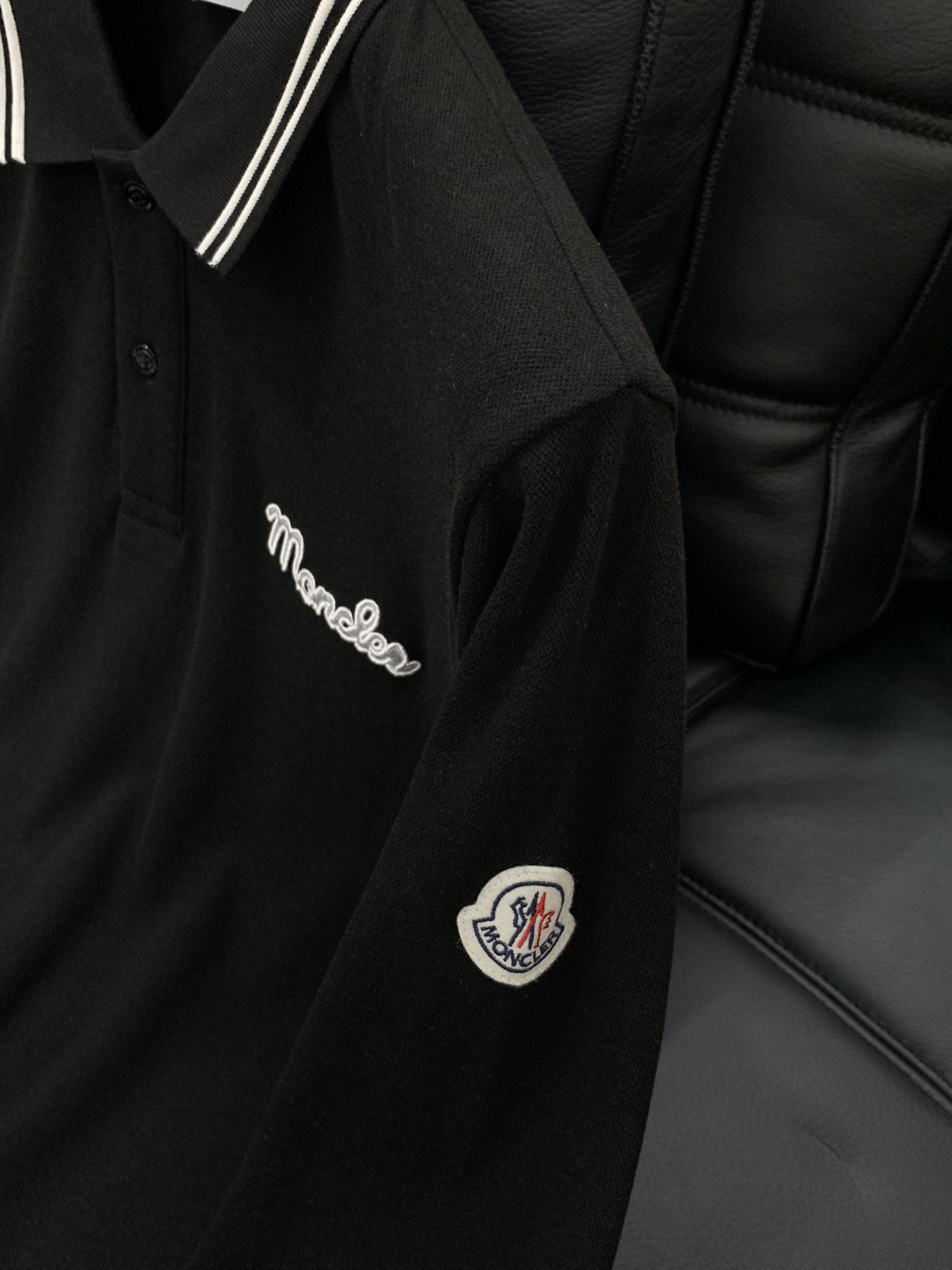 ，Moncler 蒙口，2025秋季最新品，专柜同步有售，原单狠货，时尚休闲翻领长袖T恤，上身舒适！吸睛