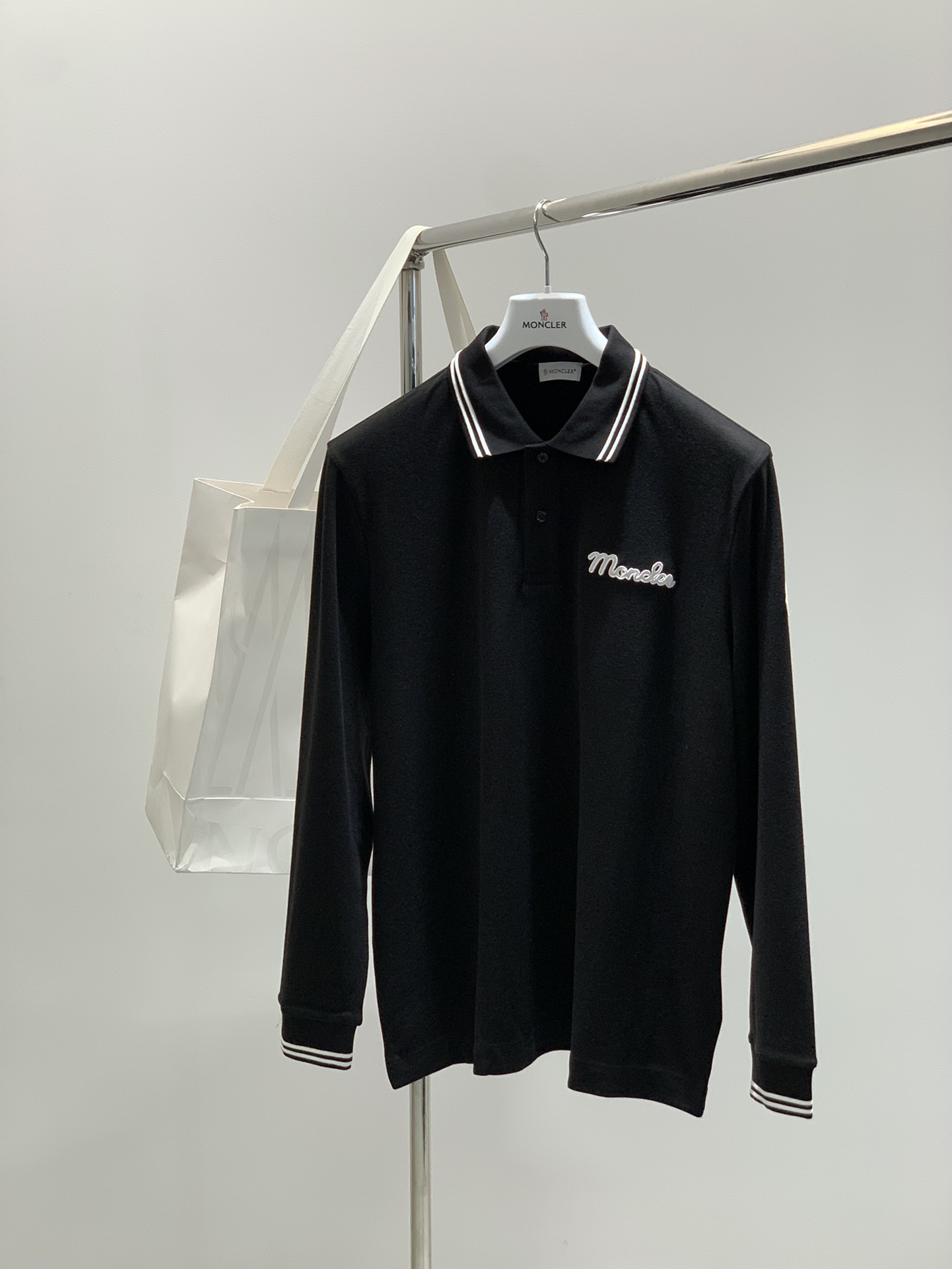 ，Moncler 蒙口，2025秋季最新品，专柜同步有售，原单狠货，时尚休闲翻领长袖T恤，上身舒适！吸睛