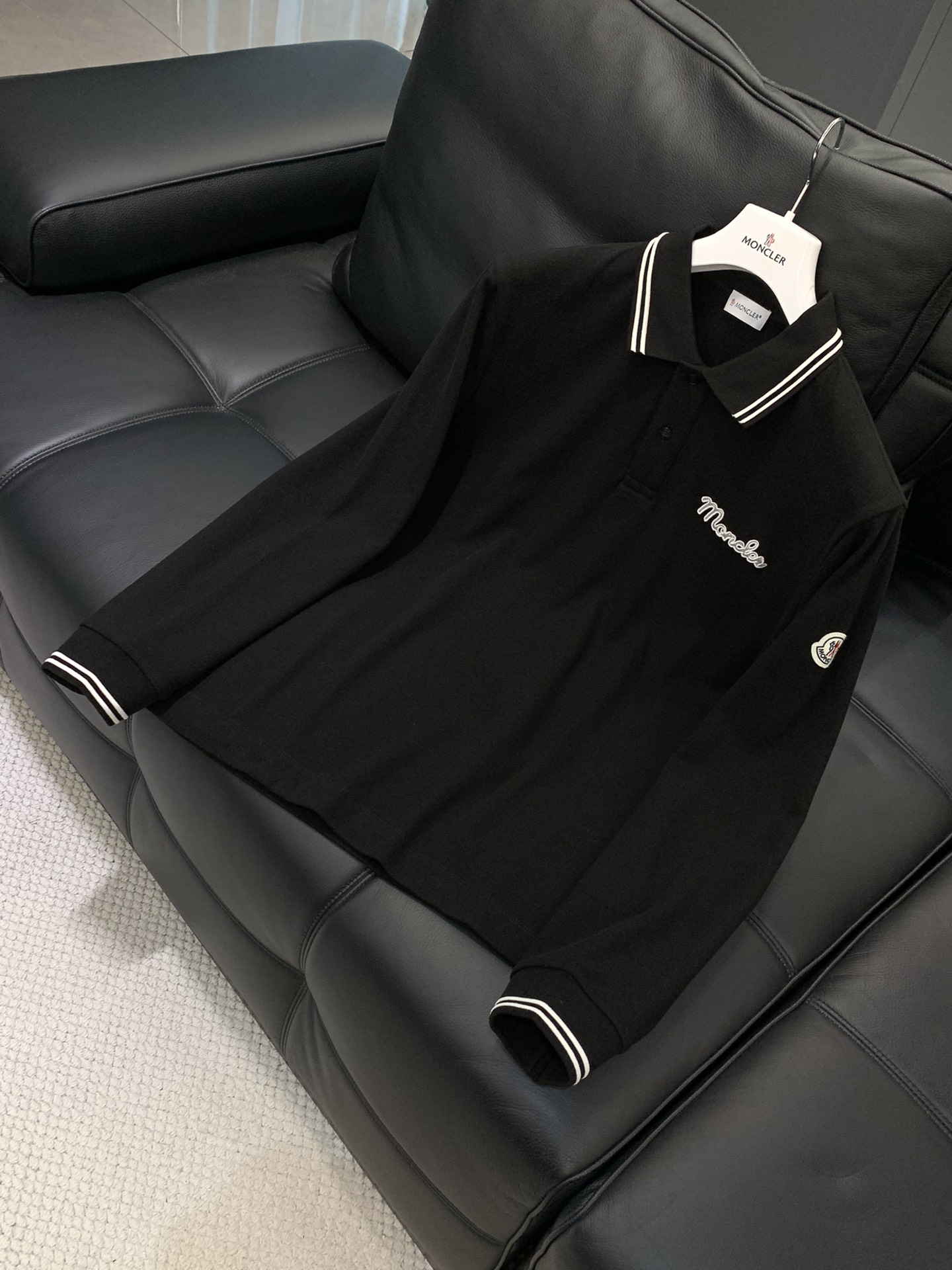 ，Moncler 蒙口，2025秋季最新品，专柜同步有售，原单狠货，时尚休闲翻领长袖T恤，上身舒适！吸睛