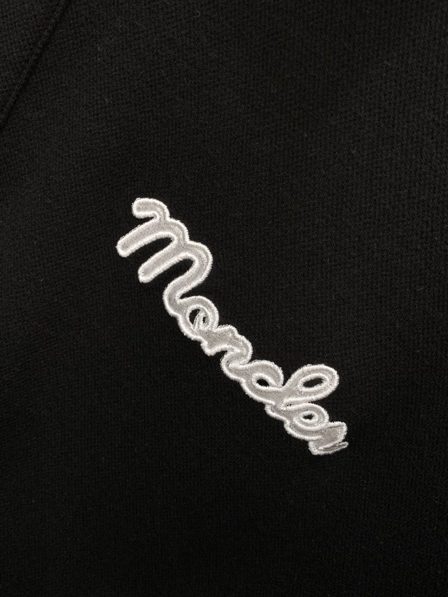 ，Moncler 蒙口，2025秋季最新品，专柜同步有售，原单狠货，时尚休闲翻领长袖T恤，上身舒适！吸睛