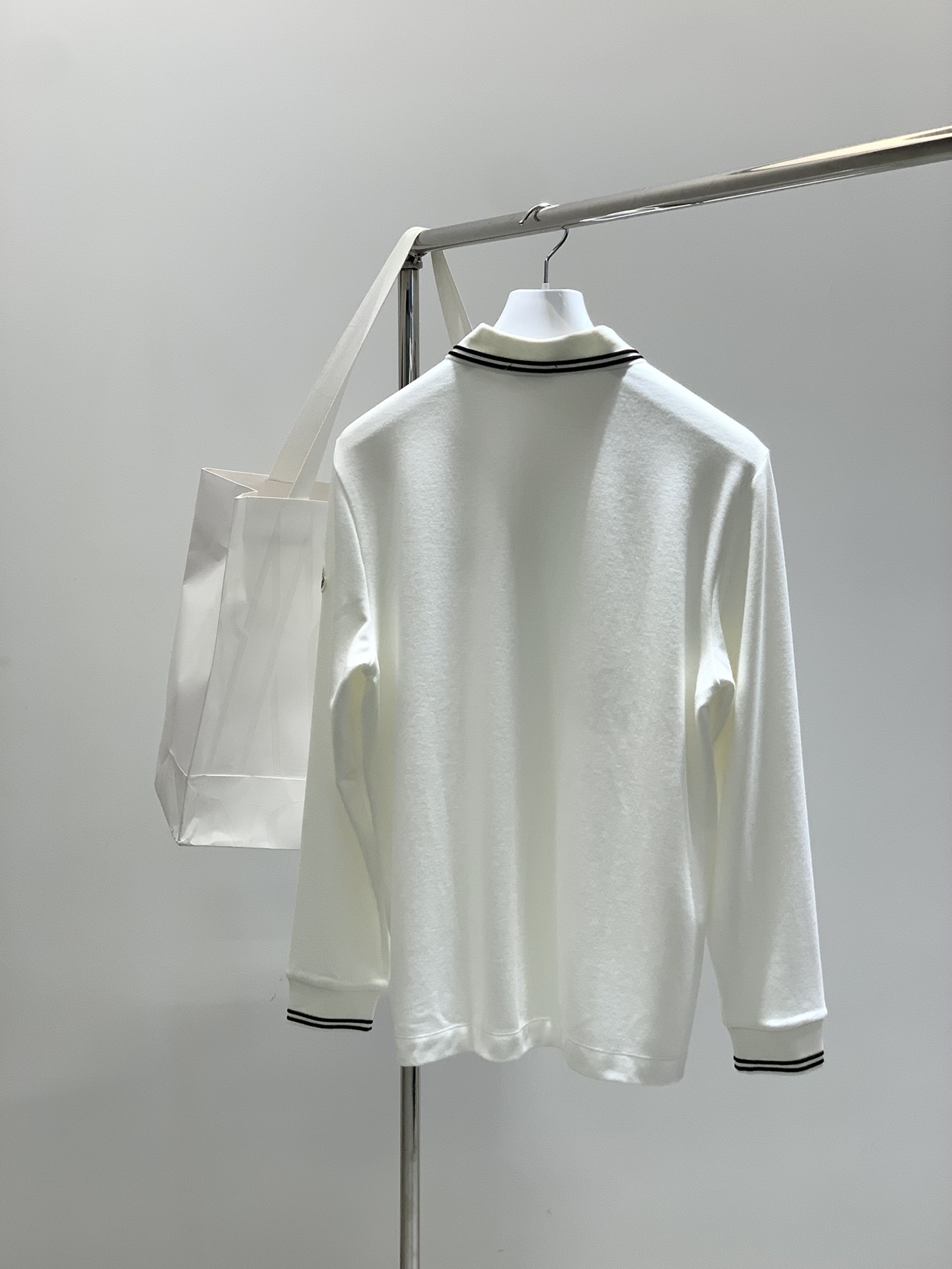 ，Moncler 蒙口，2025秋季最新品，专柜同步有售，原单狠货，时尚休闲翻领长袖T恤，上身舒适！吸睛