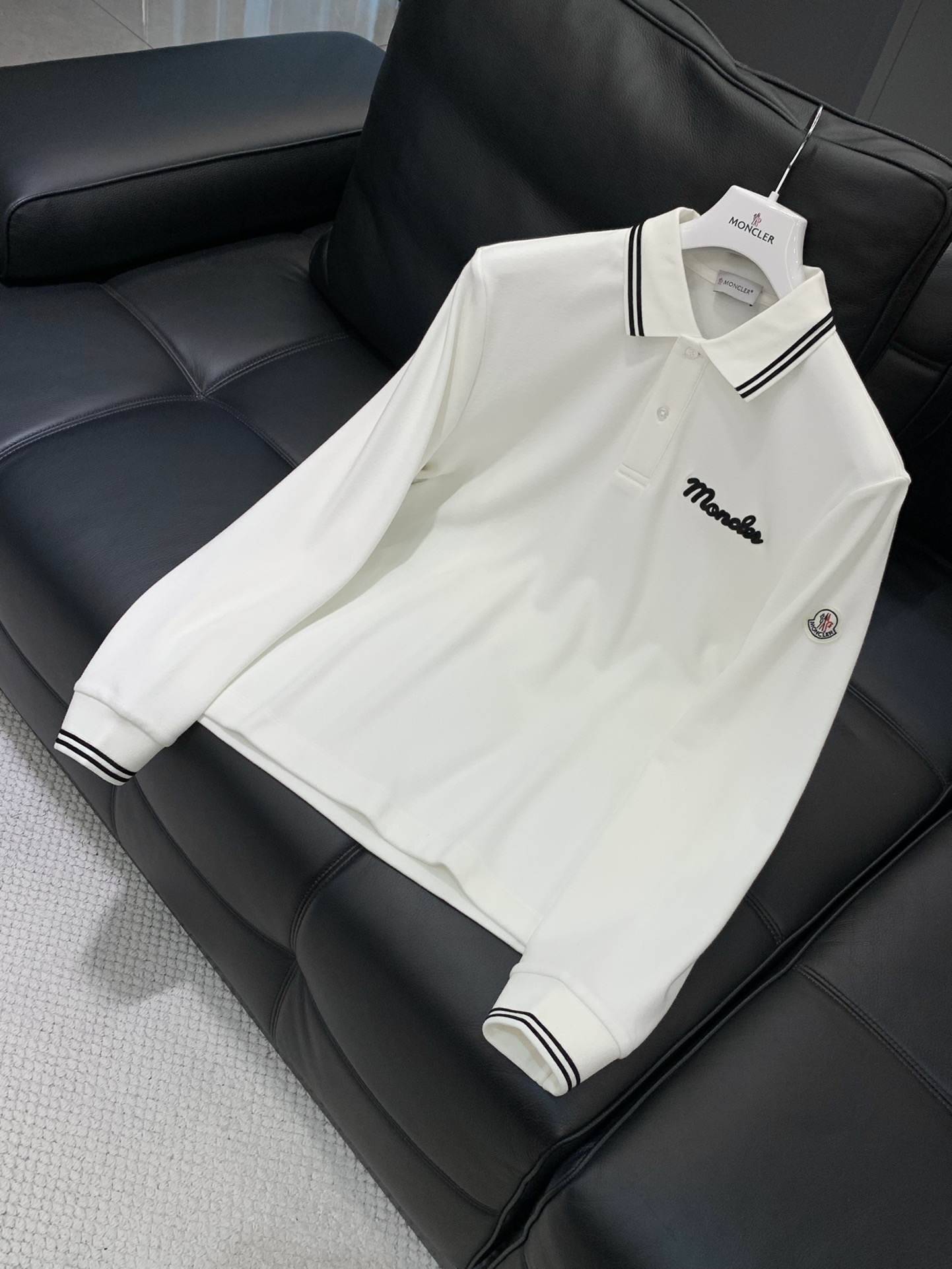 ，Moncler 蒙口，2025秋季最新品，专柜同步有售，原单狠货，时尚休闲翻领长袖T恤，上身舒适！吸睛