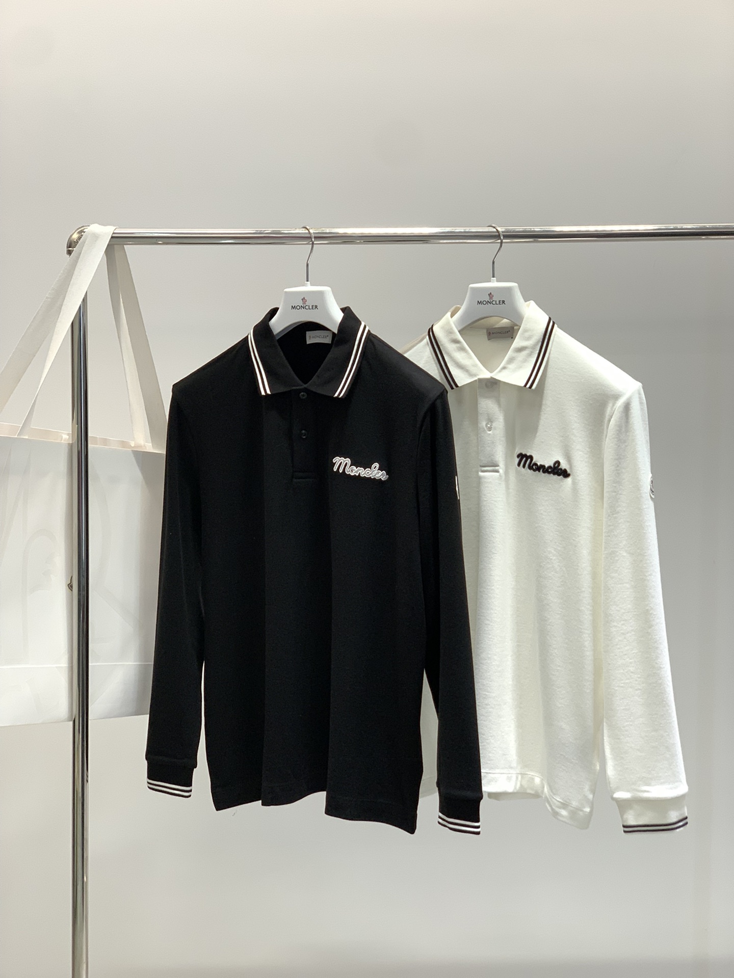 ，Moncler 蒙口，2025秋季最新品，专柜同步有售，原单狠货，时尚休闲翻领长袖T恤，上身舒适！吸睛
