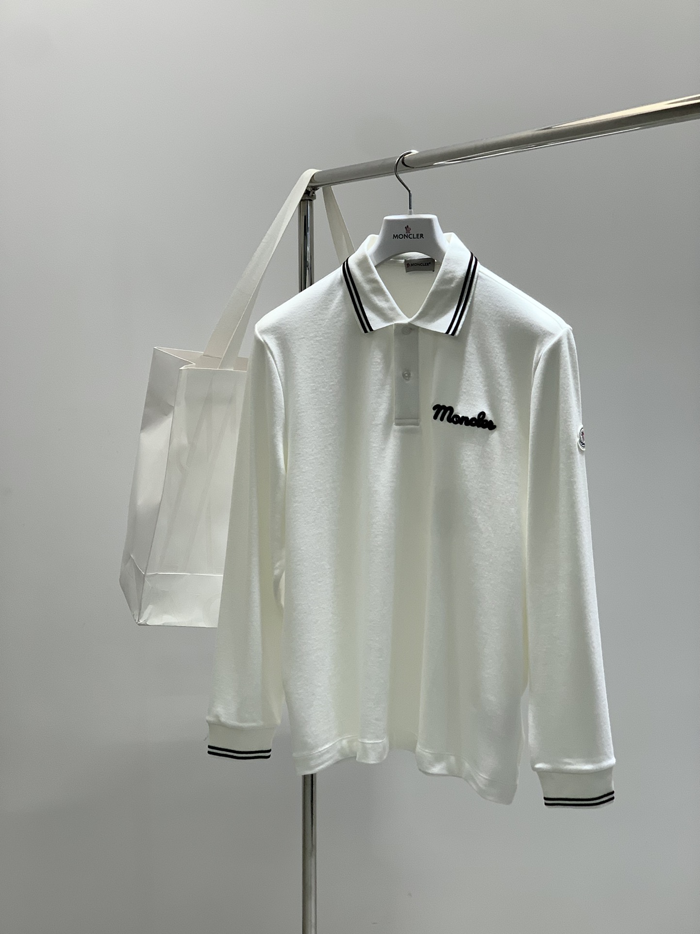 ，Moncler 蒙口，2025秋季最新品，专柜同步有售，原单狠货，时尚休闲翻领长袖T恤，上身舒适！吸睛