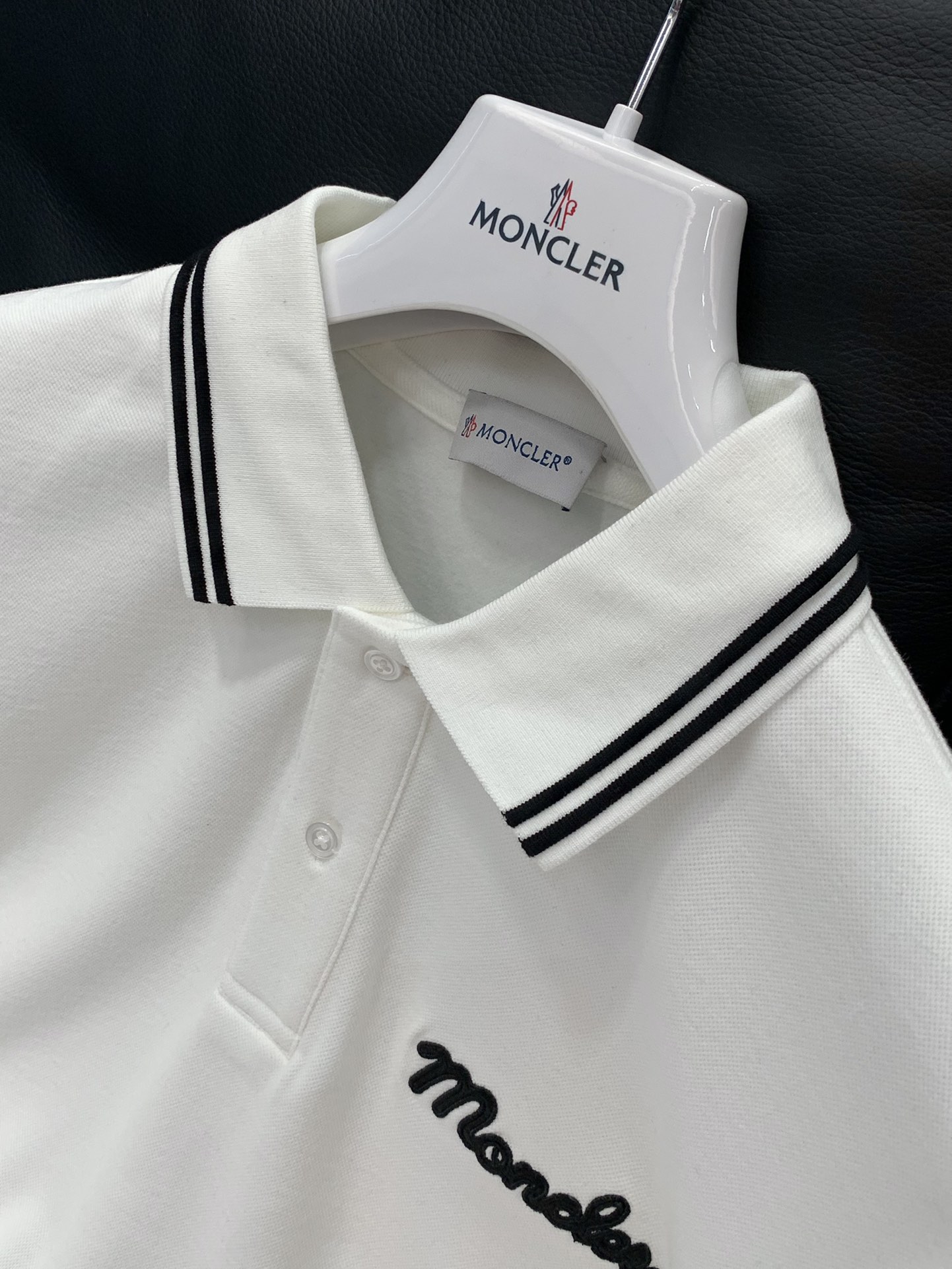 ，Moncler 蒙口，2025秋季最新品，专柜同步有售，原单狠货，时尚休闲翻领长袖T恤，上身舒适！吸睛