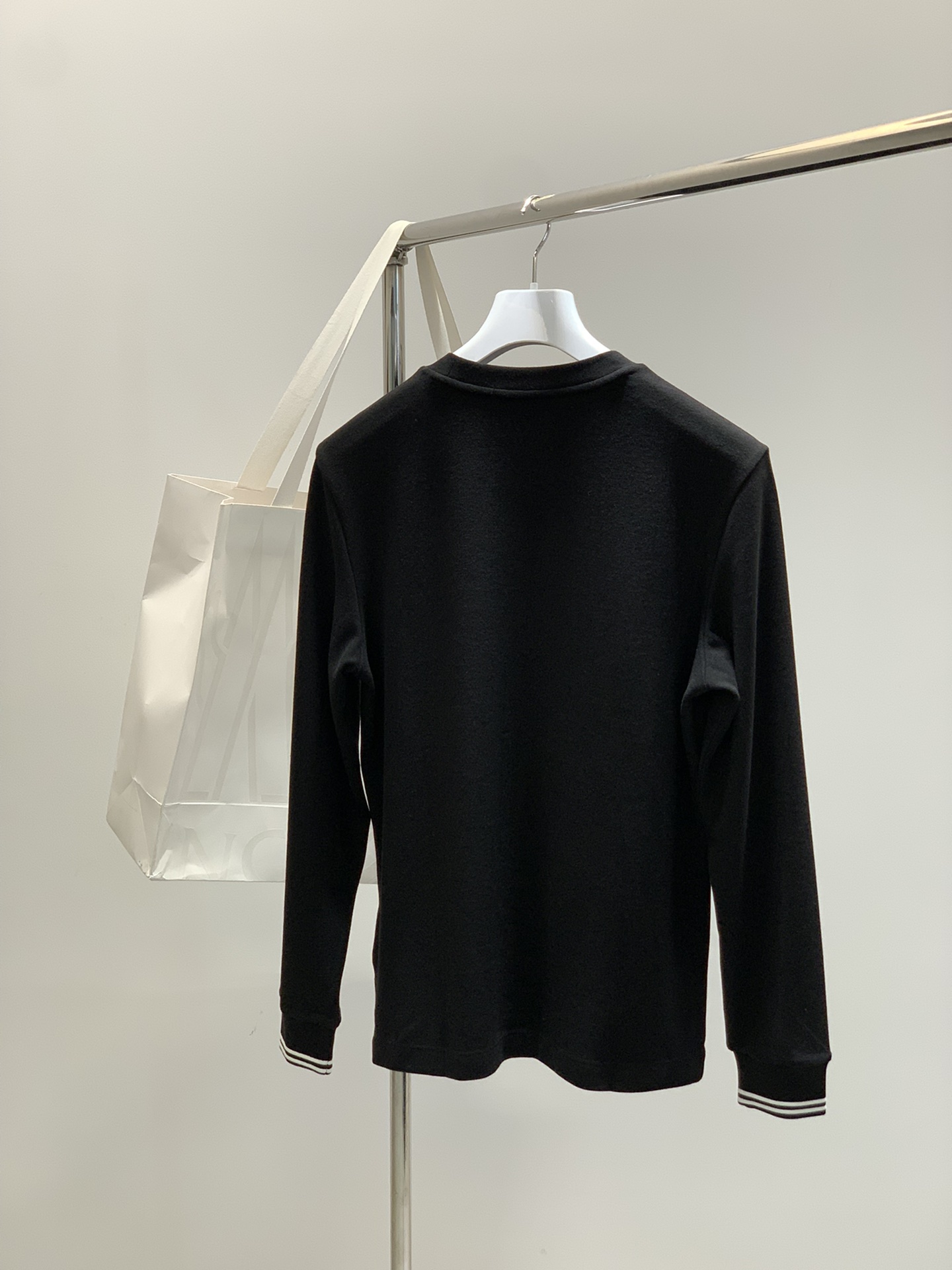 ，Moncler 蒙口，2025秋季最新品，专柜同步有售，原单狠货，时尚休闲圆领长袖T恤，上身舒适！吸睛