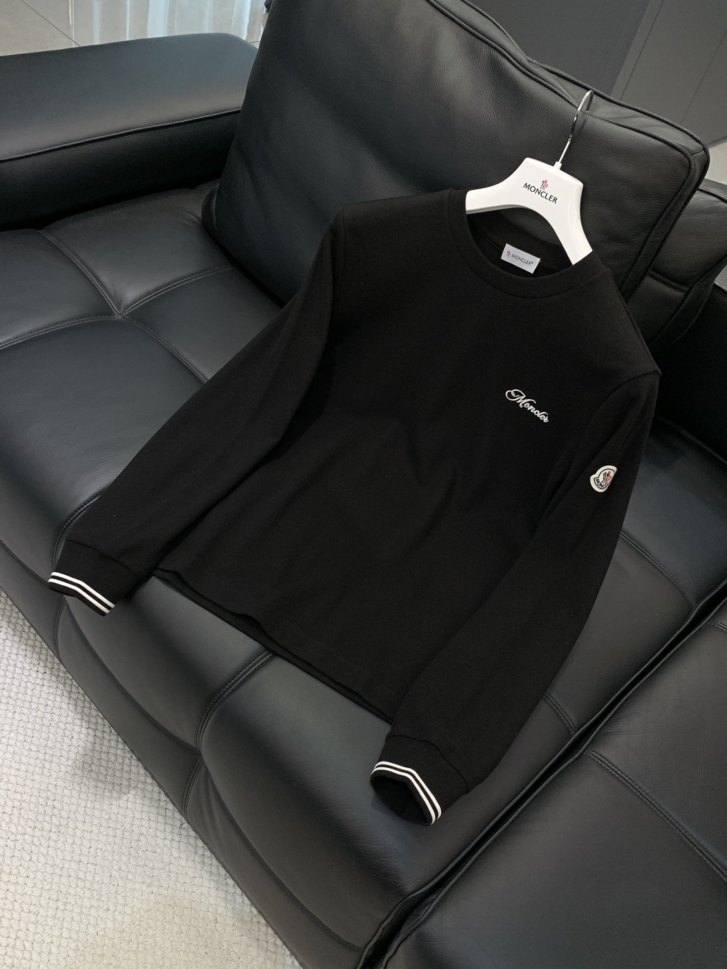 ，Moncler 蒙口，2025秋季最新品，专柜同步有售，原单狠货，时尚休闲圆领长袖T恤，上身舒适！吸睛