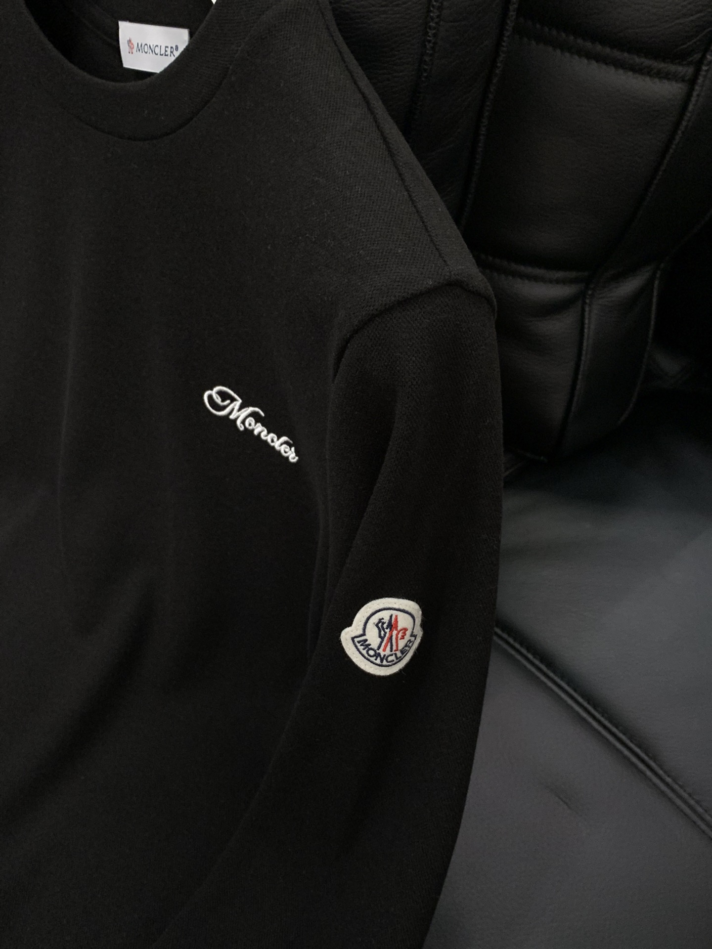 ，Moncler 蒙口，2025秋季最新品，专柜同步有售，原单狠货，时尚休闲圆领长袖T恤，上身舒适！吸睛