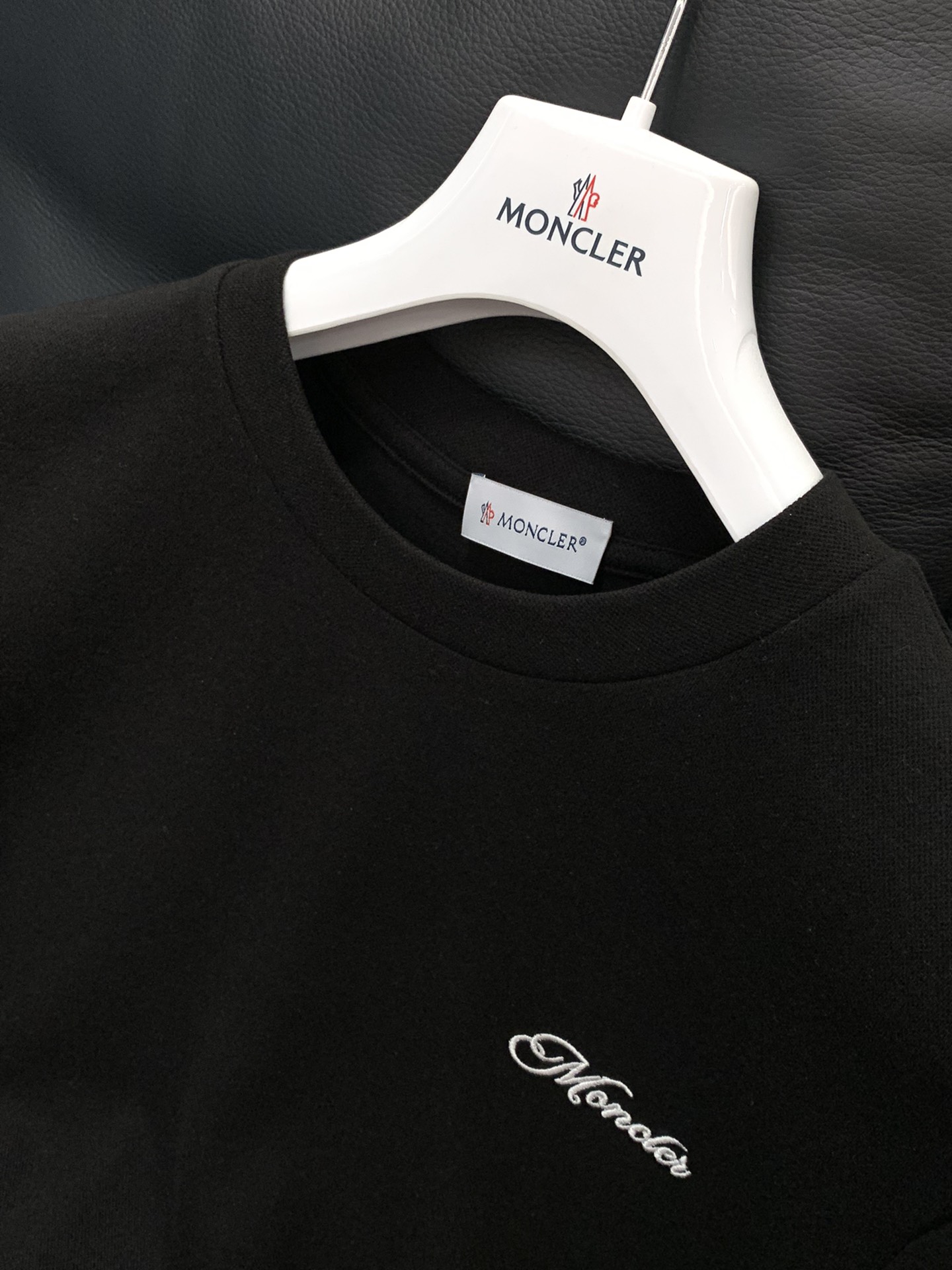 ，Moncler 蒙口，2025秋季最新品，专柜同步有售，原单狠货，时尚休闲圆领长袖T恤，上身舒适！吸睛