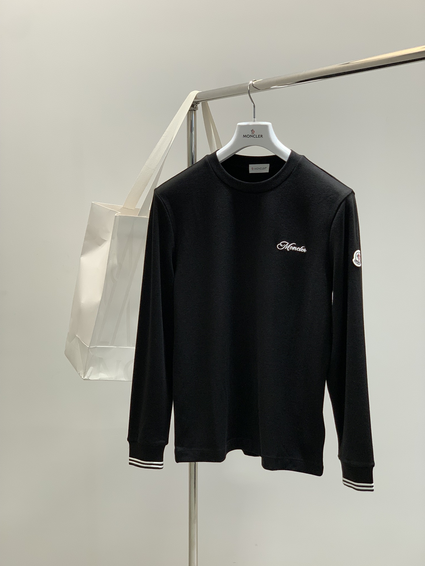 ，Moncler 蒙口，2025秋季最新品，专柜同步有售，原单狠货，时尚休闲圆领长袖T恤，上身舒适！吸睛