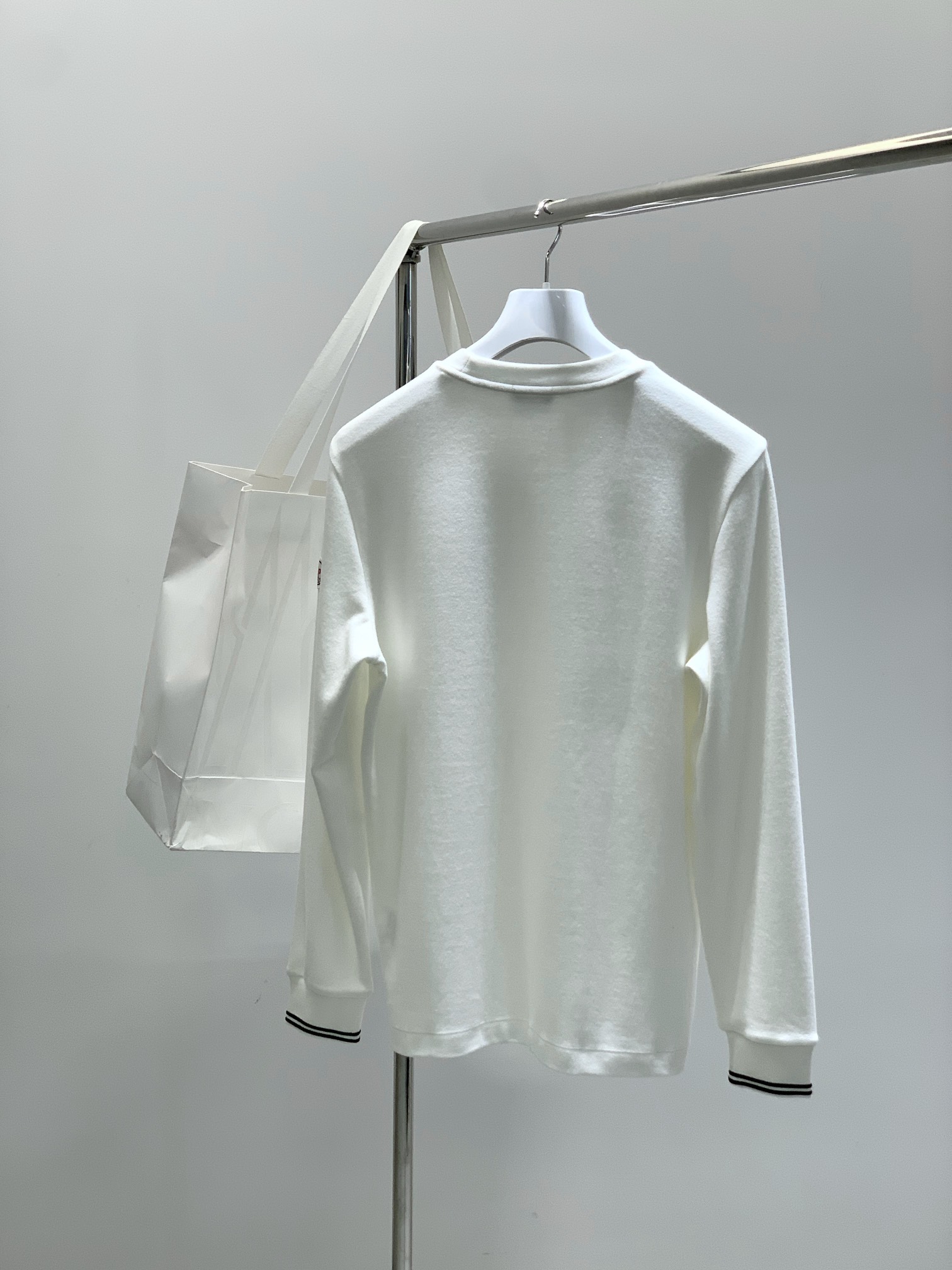 ，Moncler 蒙口，2025秋季最新品，专柜同步有售，原单狠货，时尚休闲圆领长袖T恤，上身舒适！吸睛