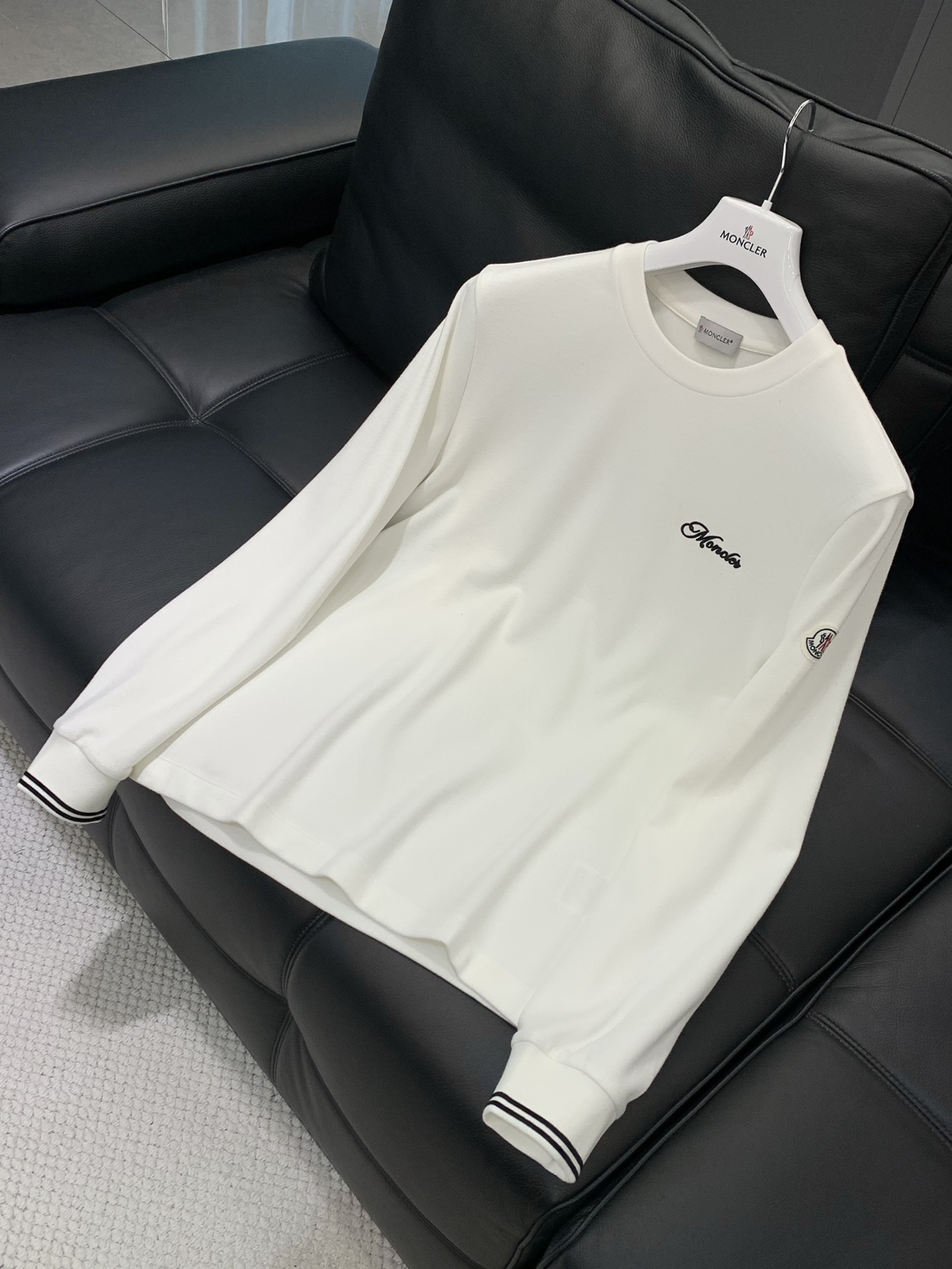 ，Moncler 蒙口，2025秋季最新品，专柜同步有售，原单狠货，时尚休闲圆领长袖T恤，上身舒适！吸睛