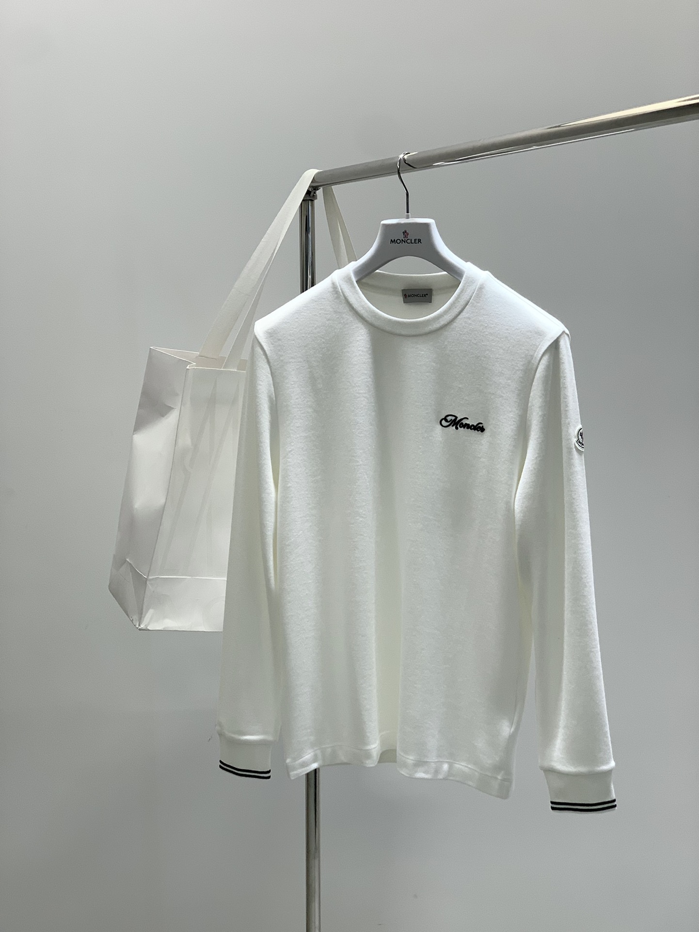 ，Moncler 蒙口，2025秋季最新品，专柜同步有售，原单狠货，时尚休闲圆领长袖T恤，上身舒适！吸睛