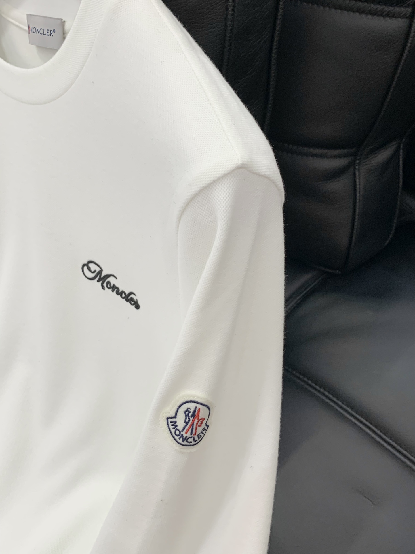 ，Moncler 蒙口，2025秋季最新品，专柜同步有售，原单狠货，时尚休闲圆领长袖T恤，上身舒适！吸睛