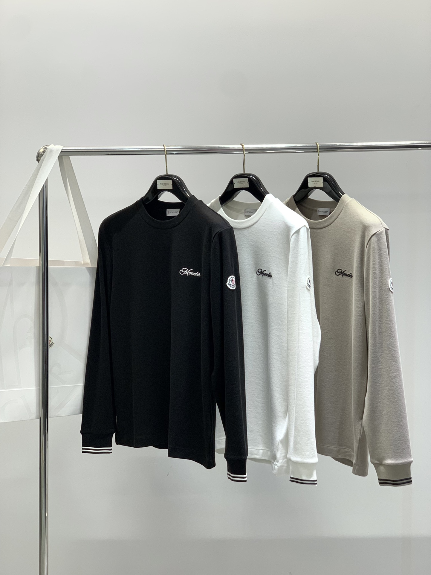 ，Moncler 蒙口，2025秋季最新品，专柜同步有售，原单狠货，时尚休闲圆领长袖T恤，上身舒适！吸睛