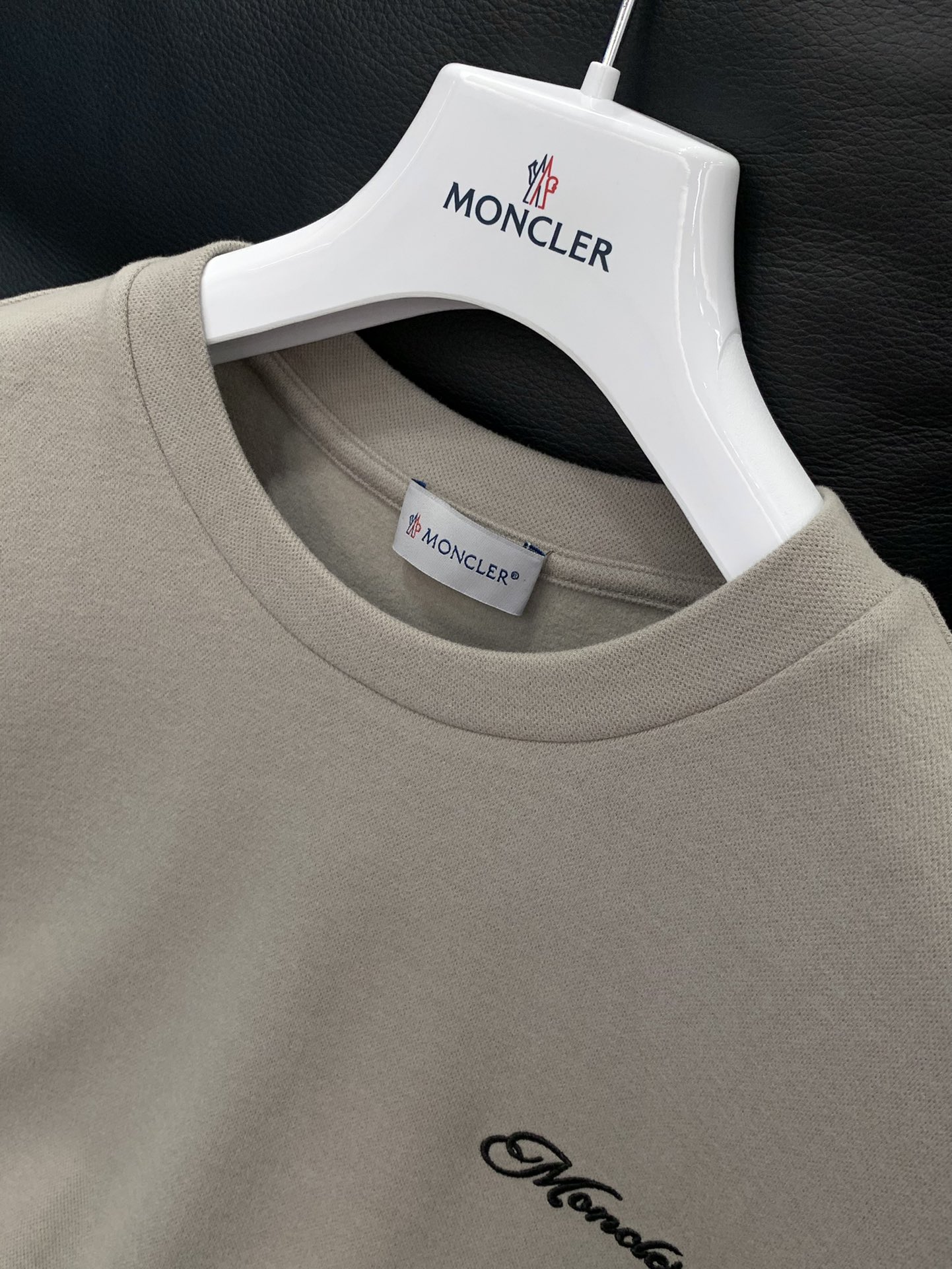 ，Moncler 蒙口，2025秋季最新品，专柜同步有售，原单狠货，时尚休闲圆领长袖T恤，上身舒适！吸睛