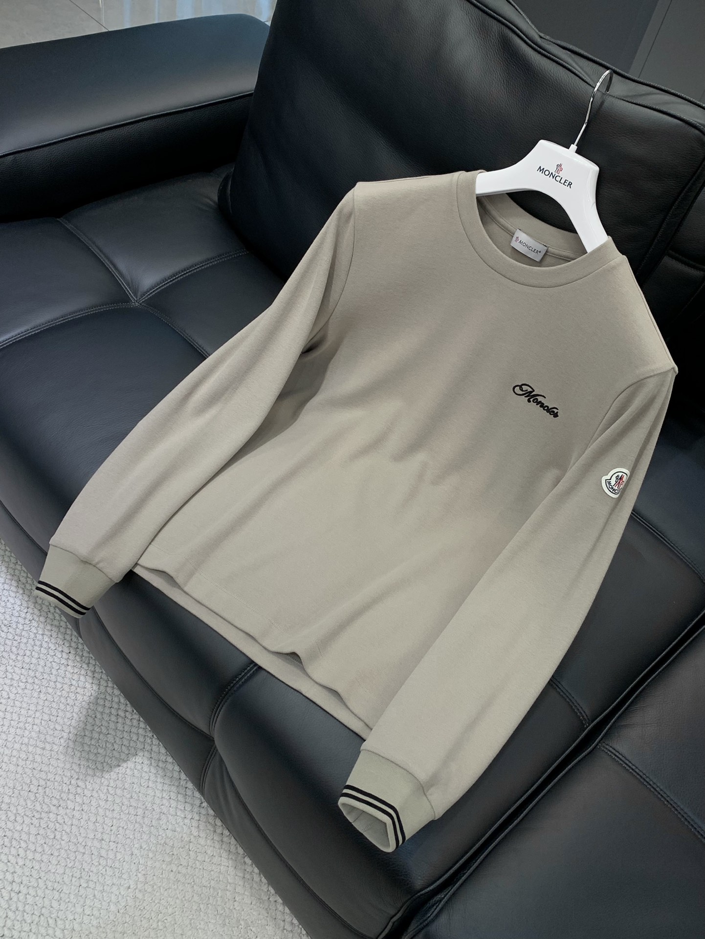 ，Moncler 蒙口，2025秋季最新品，专柜同步有售，原单狠货，时尚休闲圆领长袖T恤，上身舒适！吸睛
