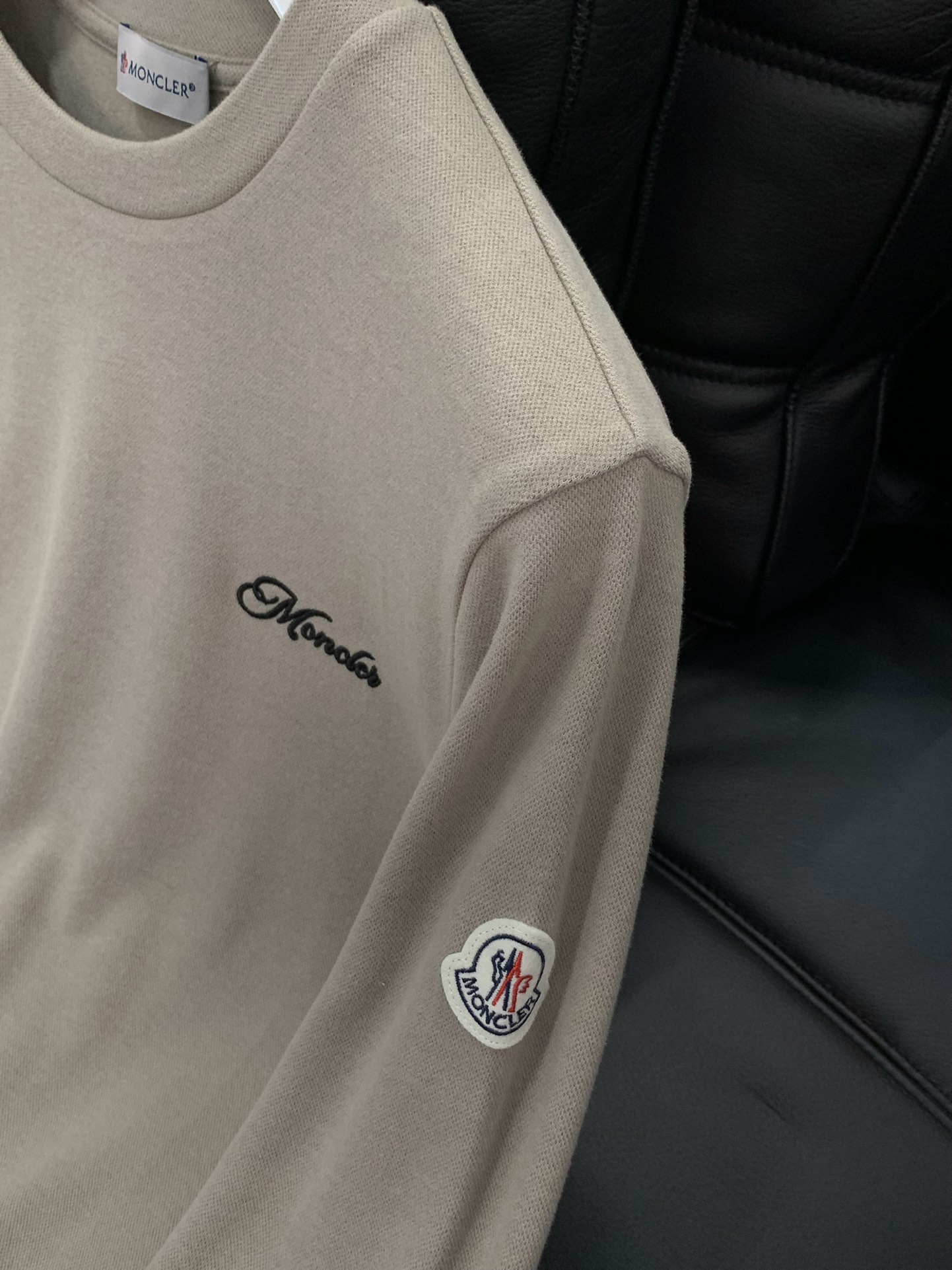 ，Moncler 蒙口，2025秋季最新品，专柜同步有售，原单狠货，时尚休闲圆领长袖T恤，上身舒适！吸睛