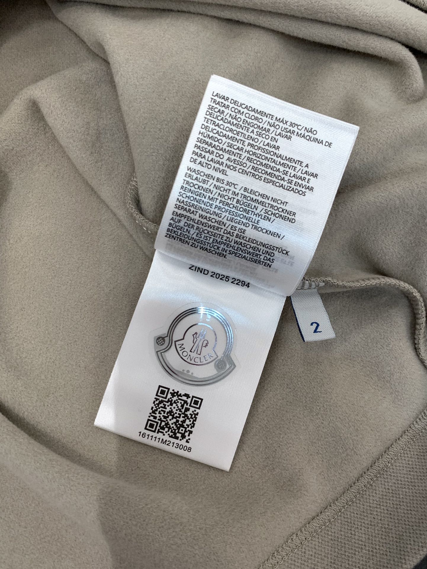 ，Moncler 蒙口，2025秋季最新品，专柜同步有售，原单狠货，时尚休闲圆领长袖T恤，上身舒适！吸睛