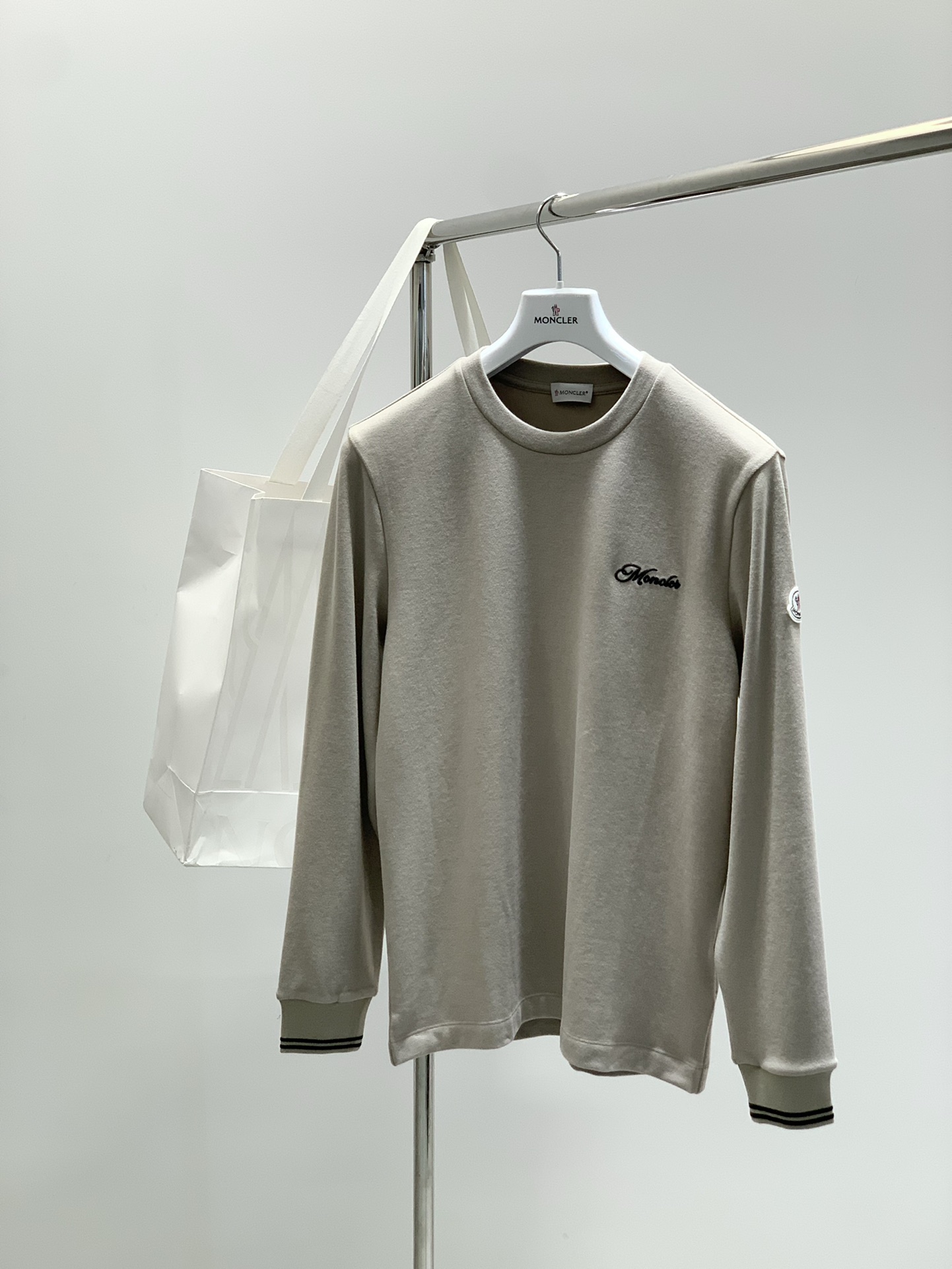 ，Moncler 蒙口，2025秋季最新品，专柜同步有售，原单狠货，时尚休闲圆领长袖T恤，上身舒适！吸睛