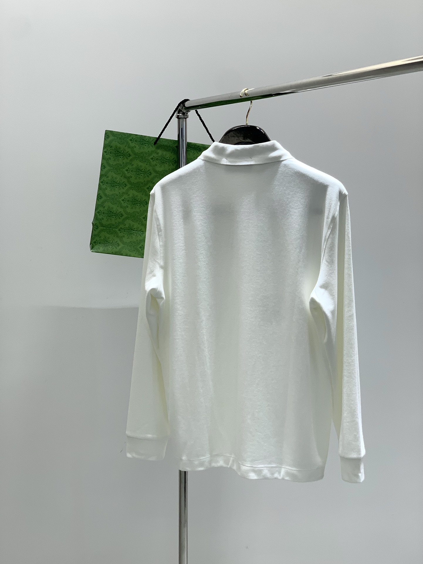 ，Gucci 古驰，2025秋季最新款，专柜同步有售，原单狠货，时尚休闲翻领长袖T恤，上身很有特点！吸睛
