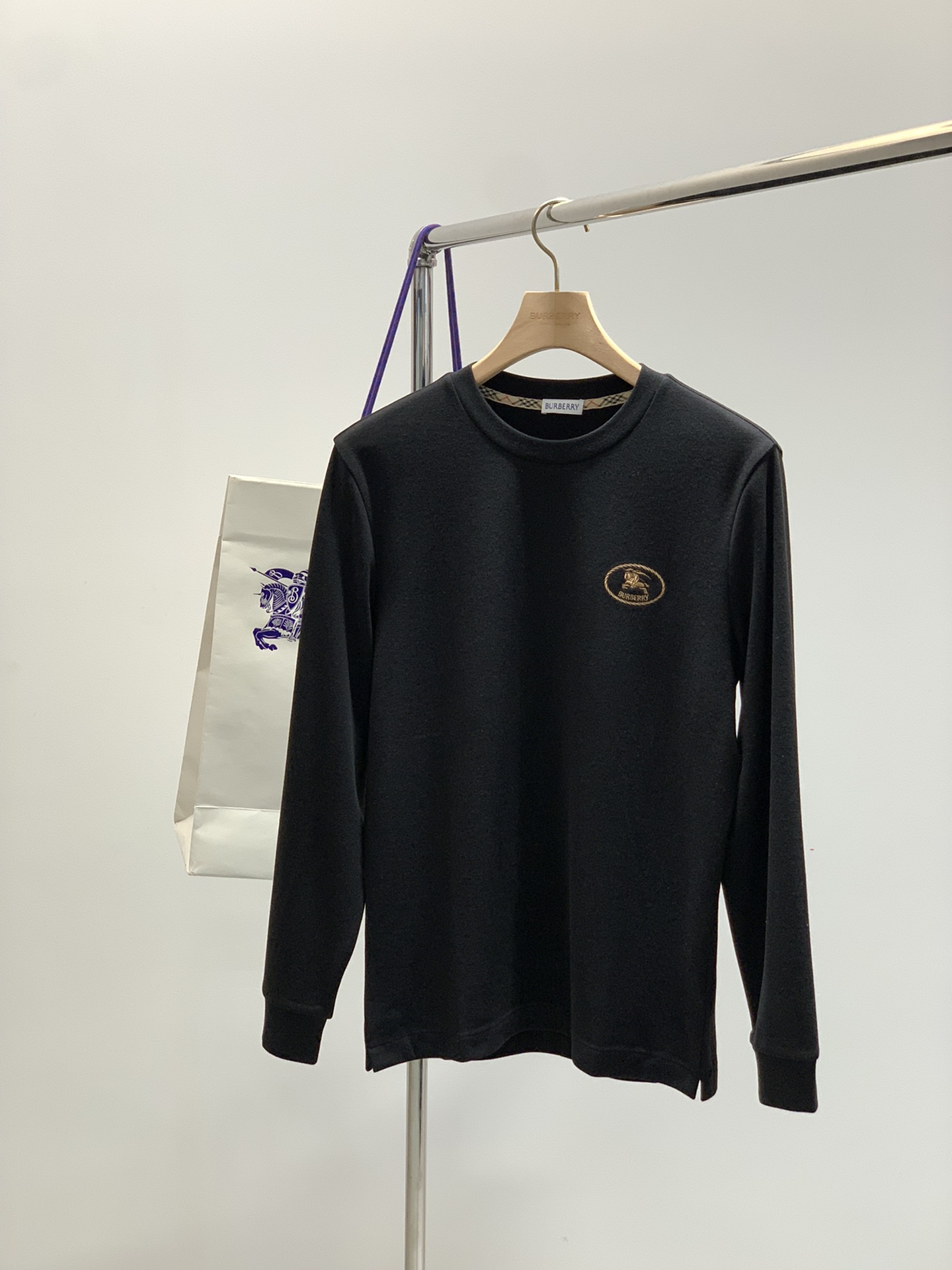 ，Burberry 巴宝莉，2025秋季最新品，专柜同步有售，原单狠货，时尚休闲圆领长袖T恤，进口原版面