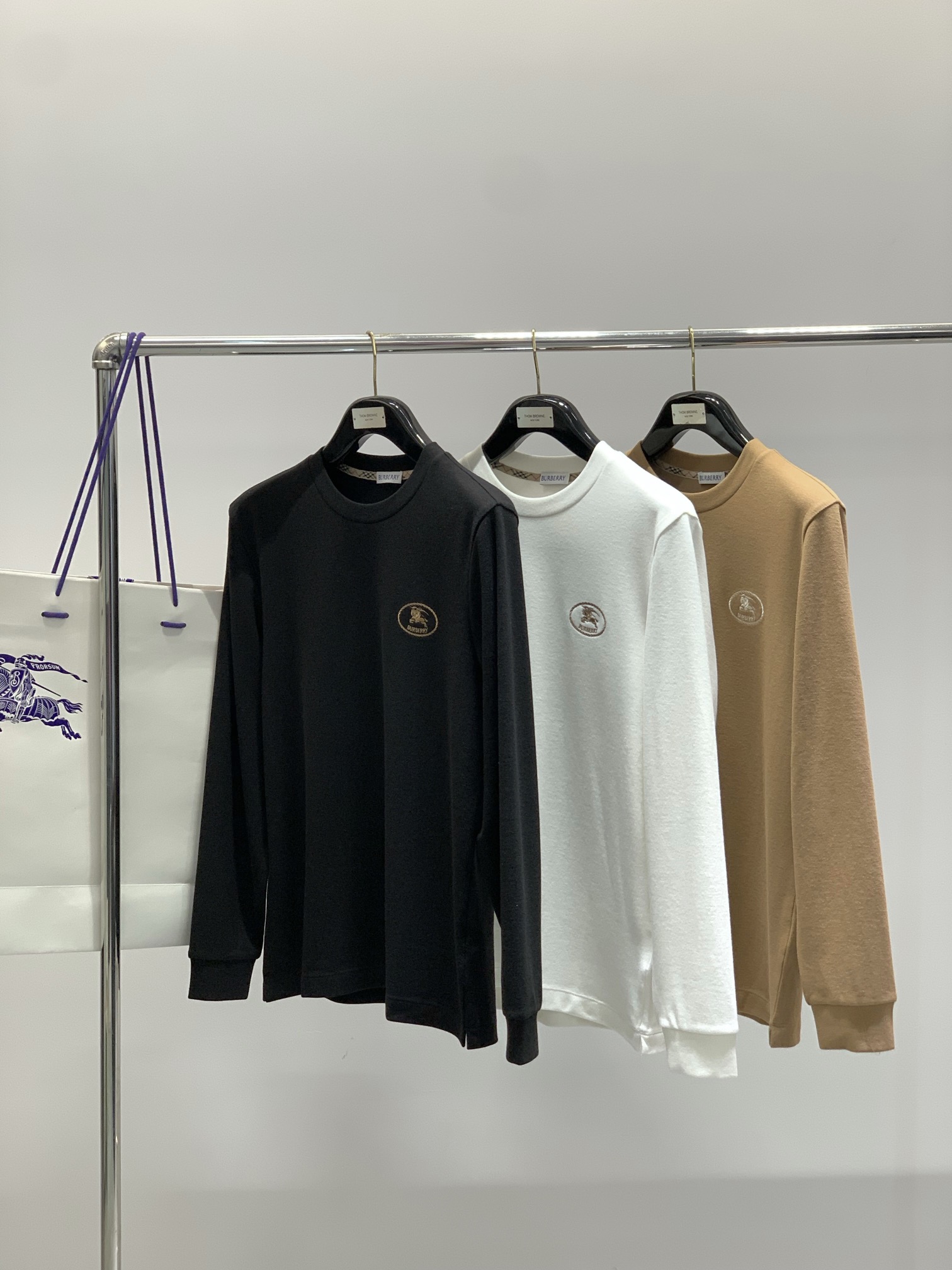 ，Burberry 巴宝莉，2025秋季最新品，专柜同步有售，原单狠货，时尚休闲圆领长袖T恤，进口原版面