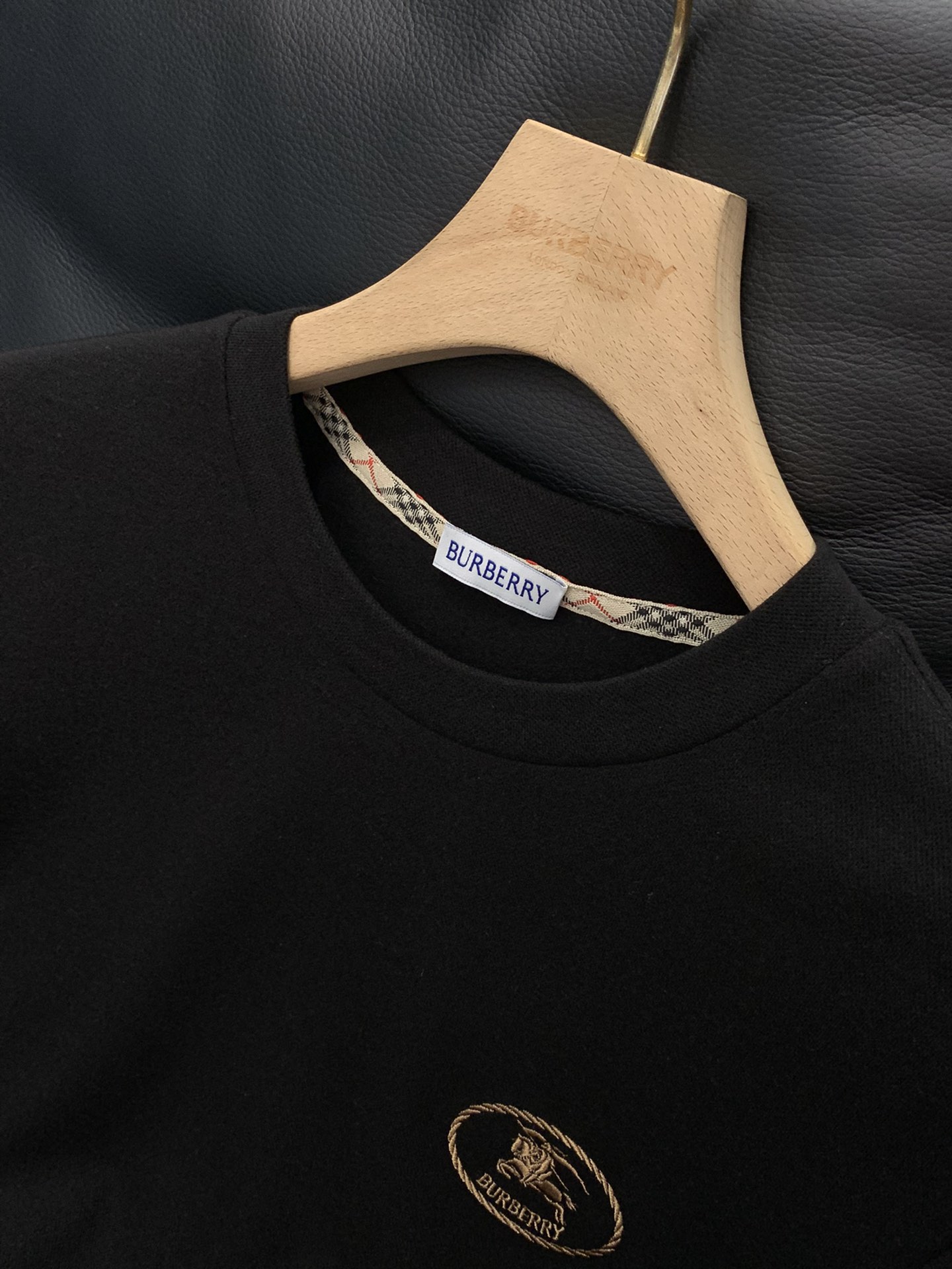 ，Burberry 巴宝莉，2025秋季最新品，专柜同步有售，原单狠货，时尚休闲圆领长袖T恤，进口原版面