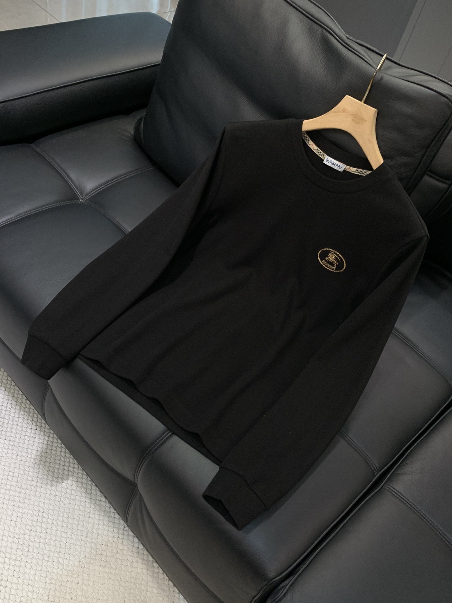 ，Burberry 巴宝莉，2025秋季最新品，专柜同步有售，原单狠货，时尚休闲圆领长袖T恤，进口原版面