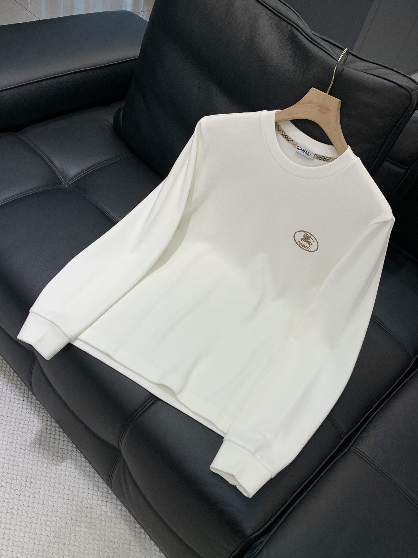 ，Burberry 巴宝莉，2025秋季最新品，专柜同步有售，原单狠货，时尚休闲圆领长袖T恤，进口原版面