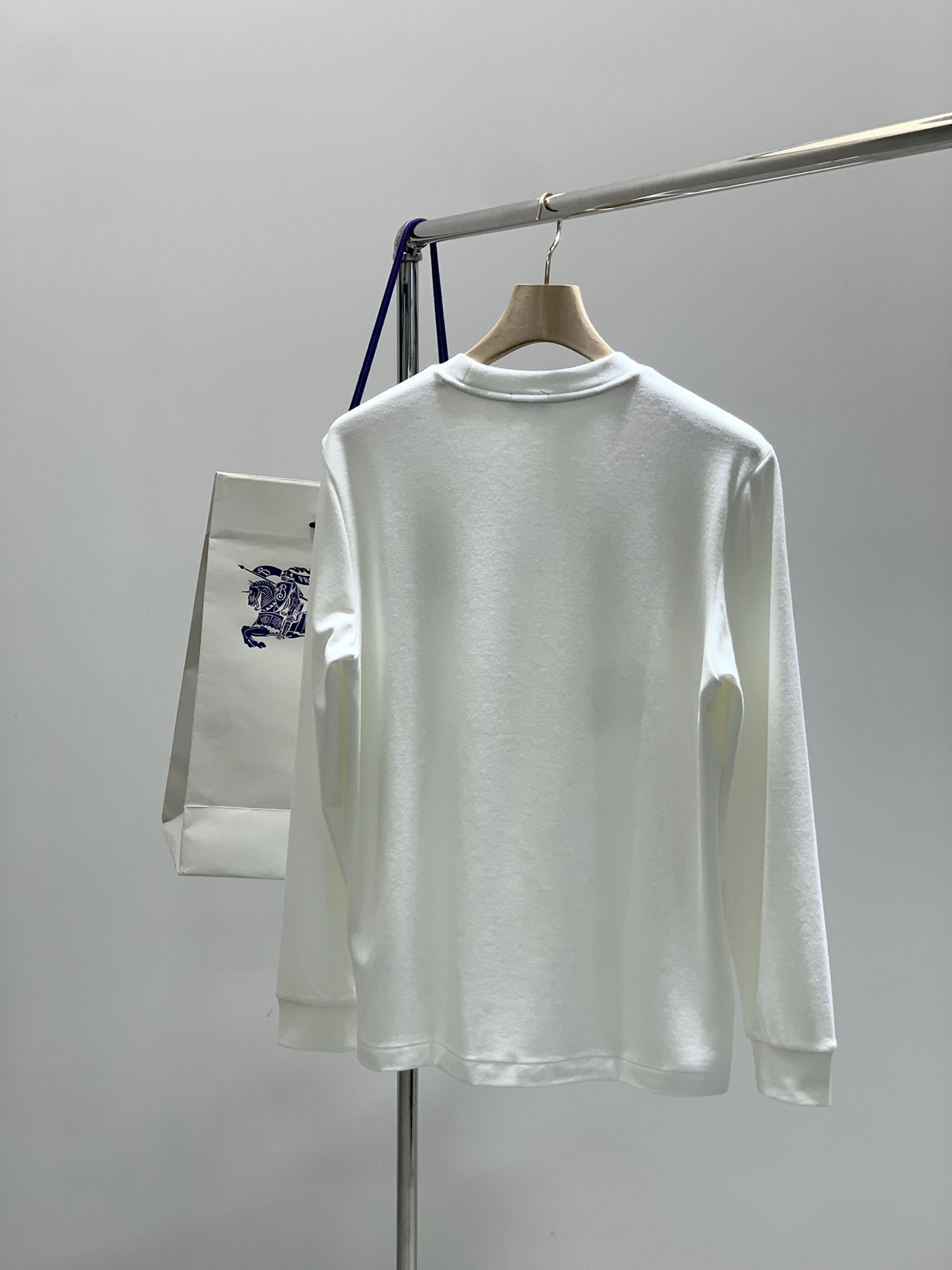 ，Burberry 巴宝莉，2025秋季最新品，专柜同步有售，原单狠货，时尚休闲圆领长袖T恤，进口原版面
