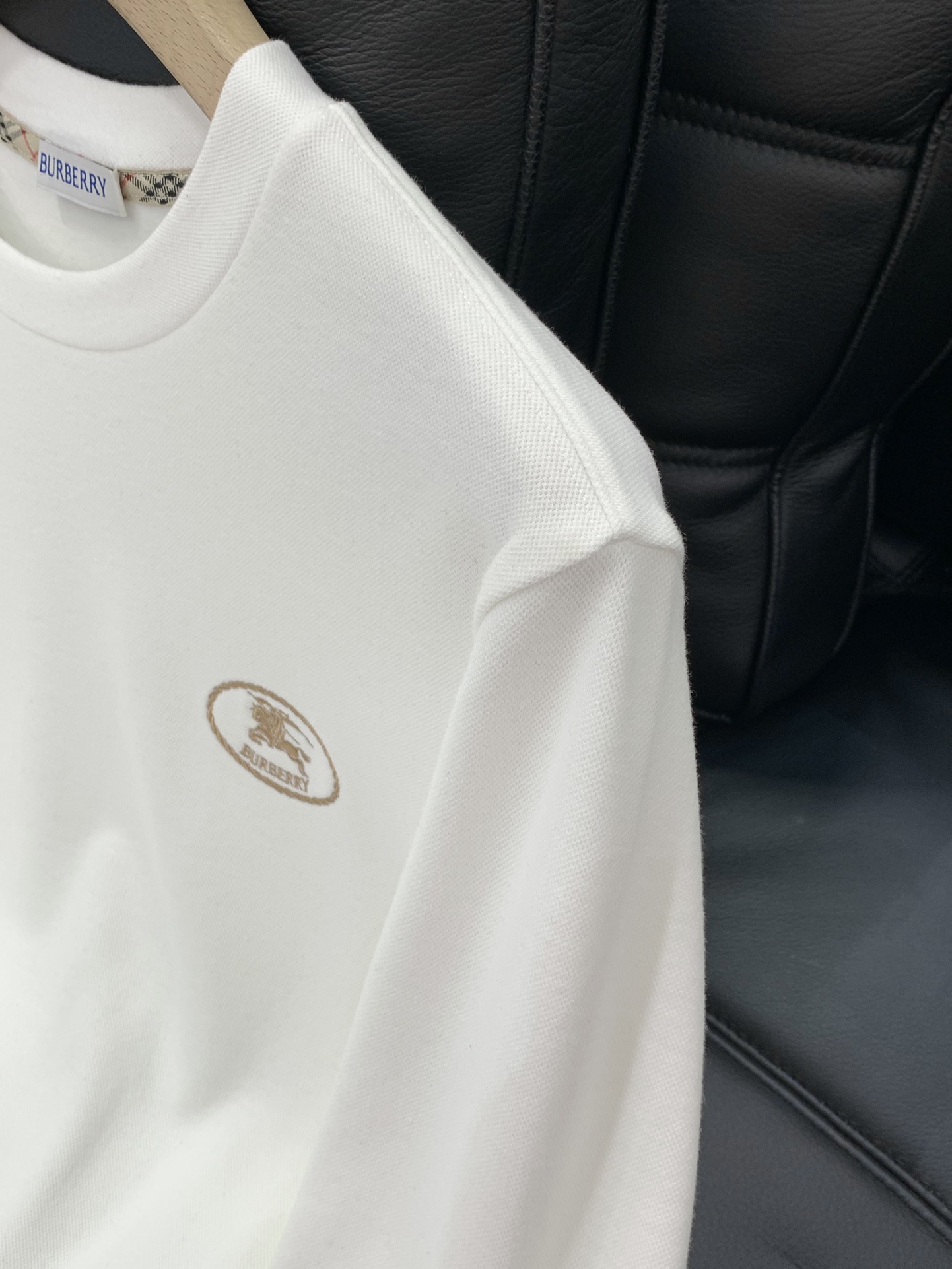 ，Burberry 巴宝莉，2025秋季最新品，专柜同步有售，原单狠货，时尚休闲圆领长袖T恤，进口原版面