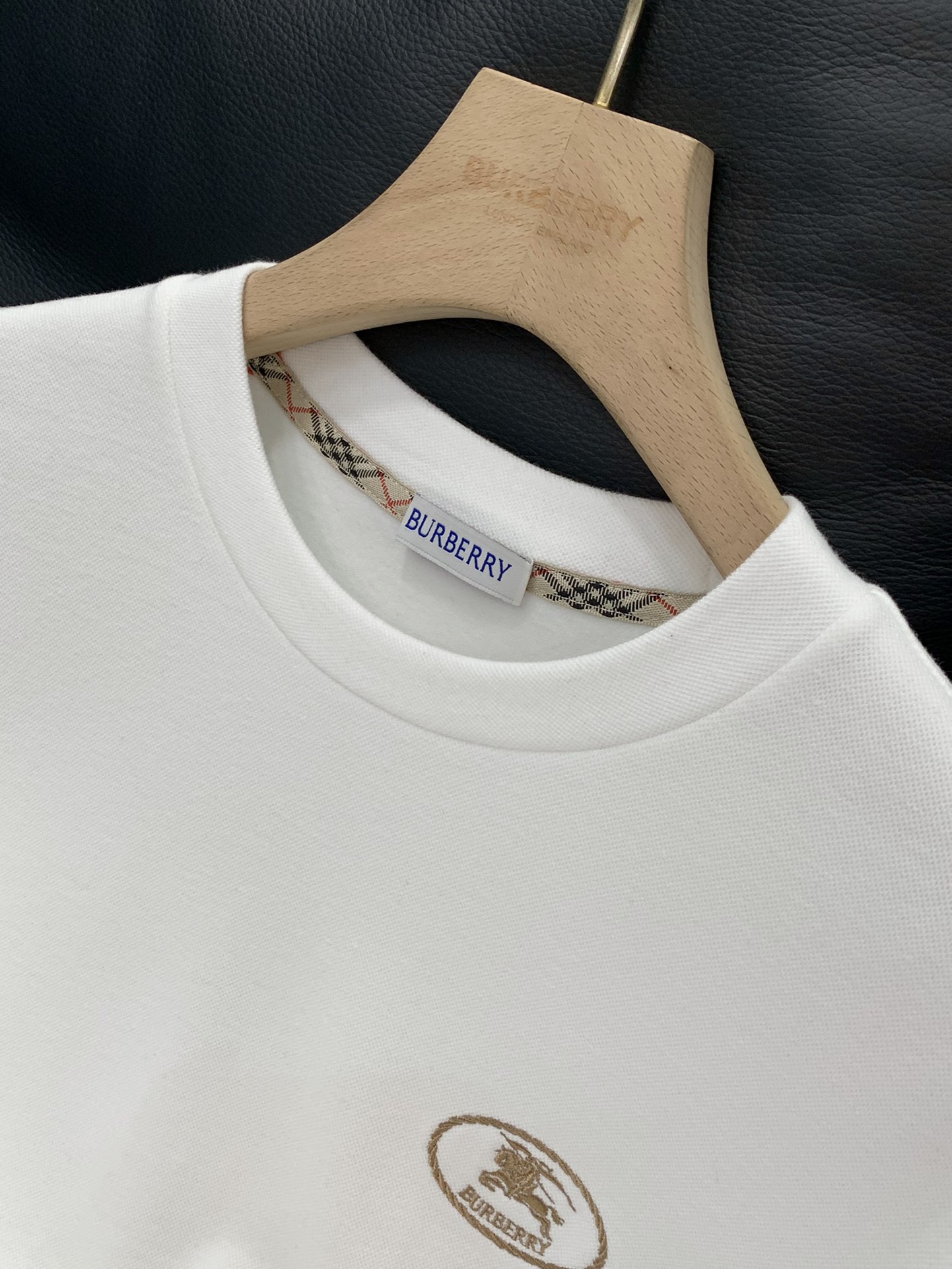 ，Burberry 巴宝莉，2025秋季最新品，专柜同步有售，原单狠货，时尚休闲圆领长袖T恤，进口原版面