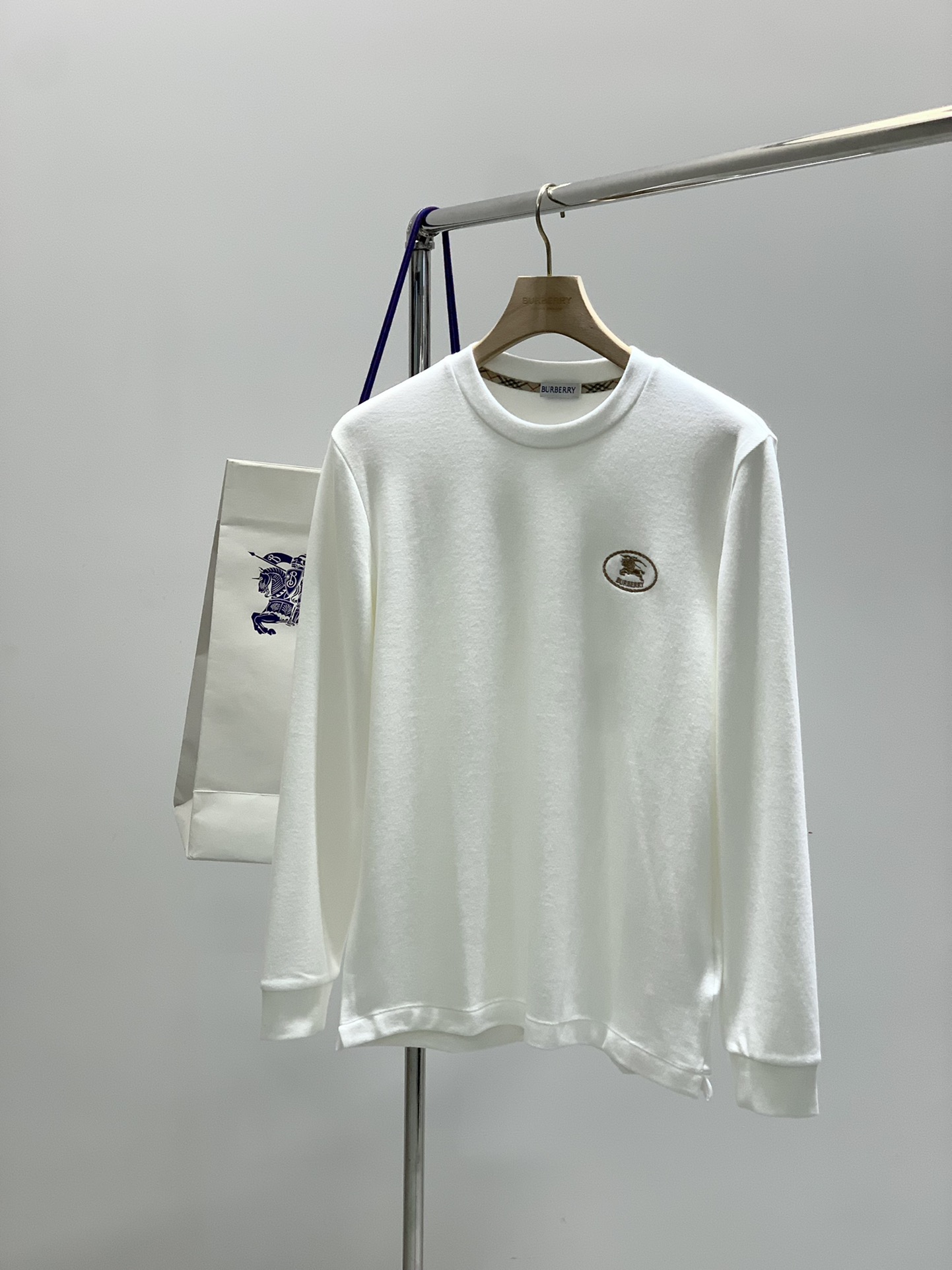 ，Burberry 巴宝莉，2025秋季最新品，专柜同步有售，原单狠货，时尚休闲圆领长袖T恤，进口原版面