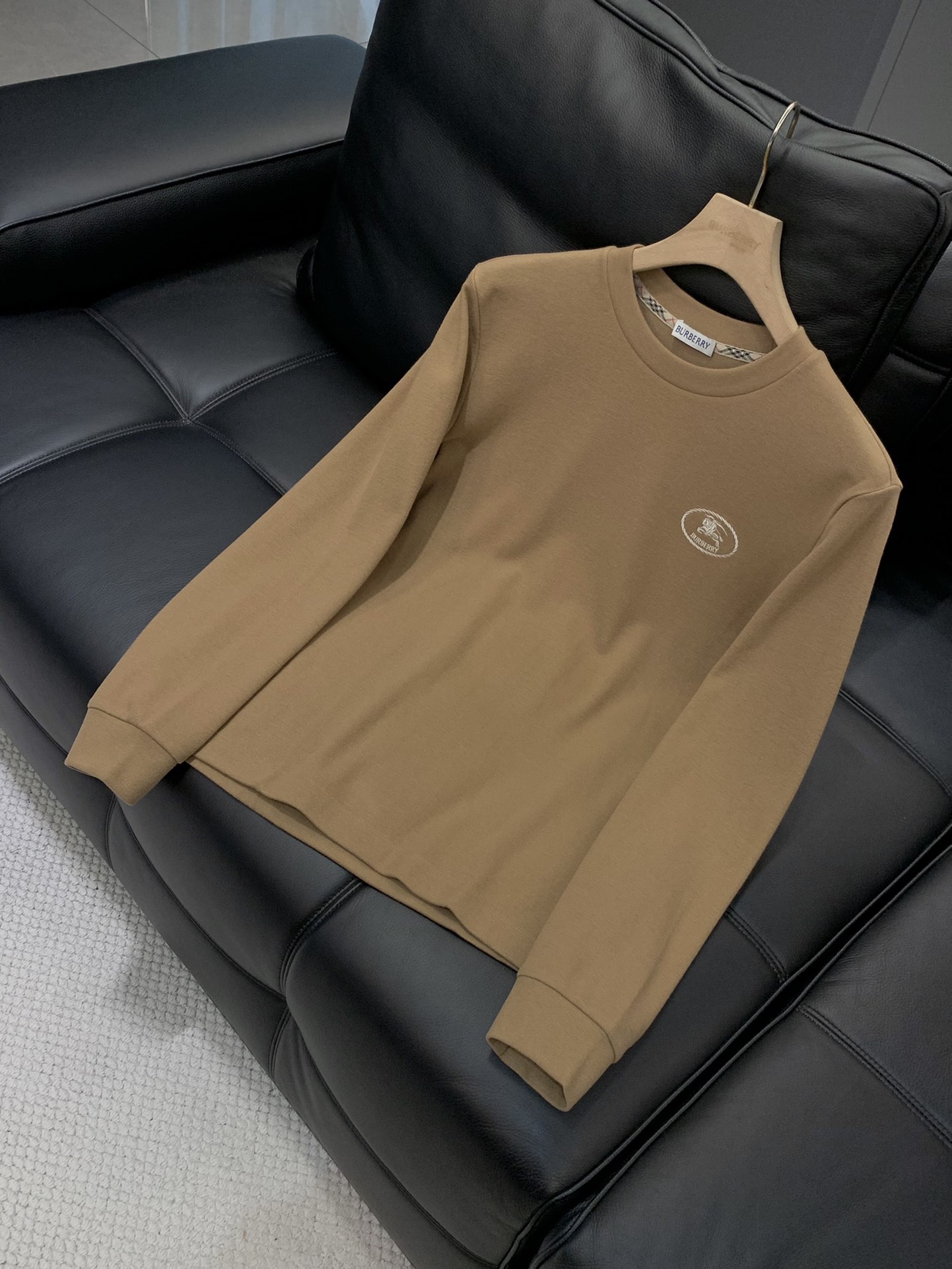 ，Burberry 巴宝莉，2025秋季最新品，专柜同步有售，原单狠货，时尚休闲圆领长袖T恤，进口原版面