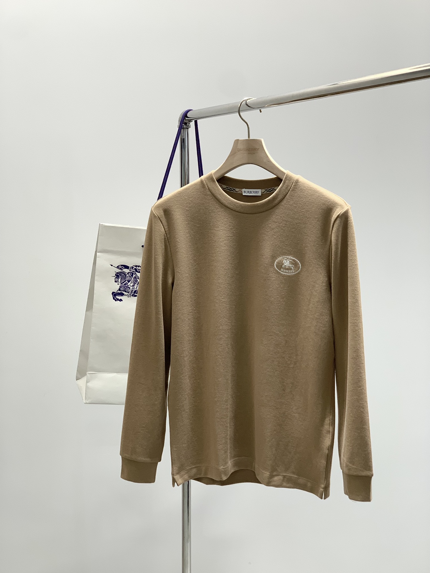 ，Burberry 巴宝莉，2025秋季最新品，专柜同步有售，原单狠货，时尚休闲圆领长袖T恤，进口原版面