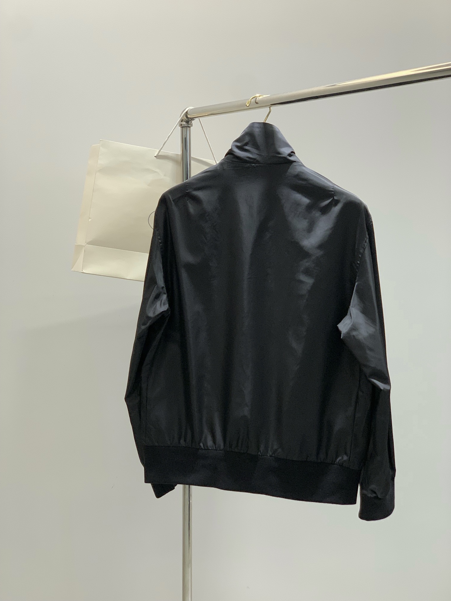 ，PRADA 普拉达，2025秋季最新品，专柜同步有售，时尚休闲立领夹克外套，进口原版面料，做工极为复杂