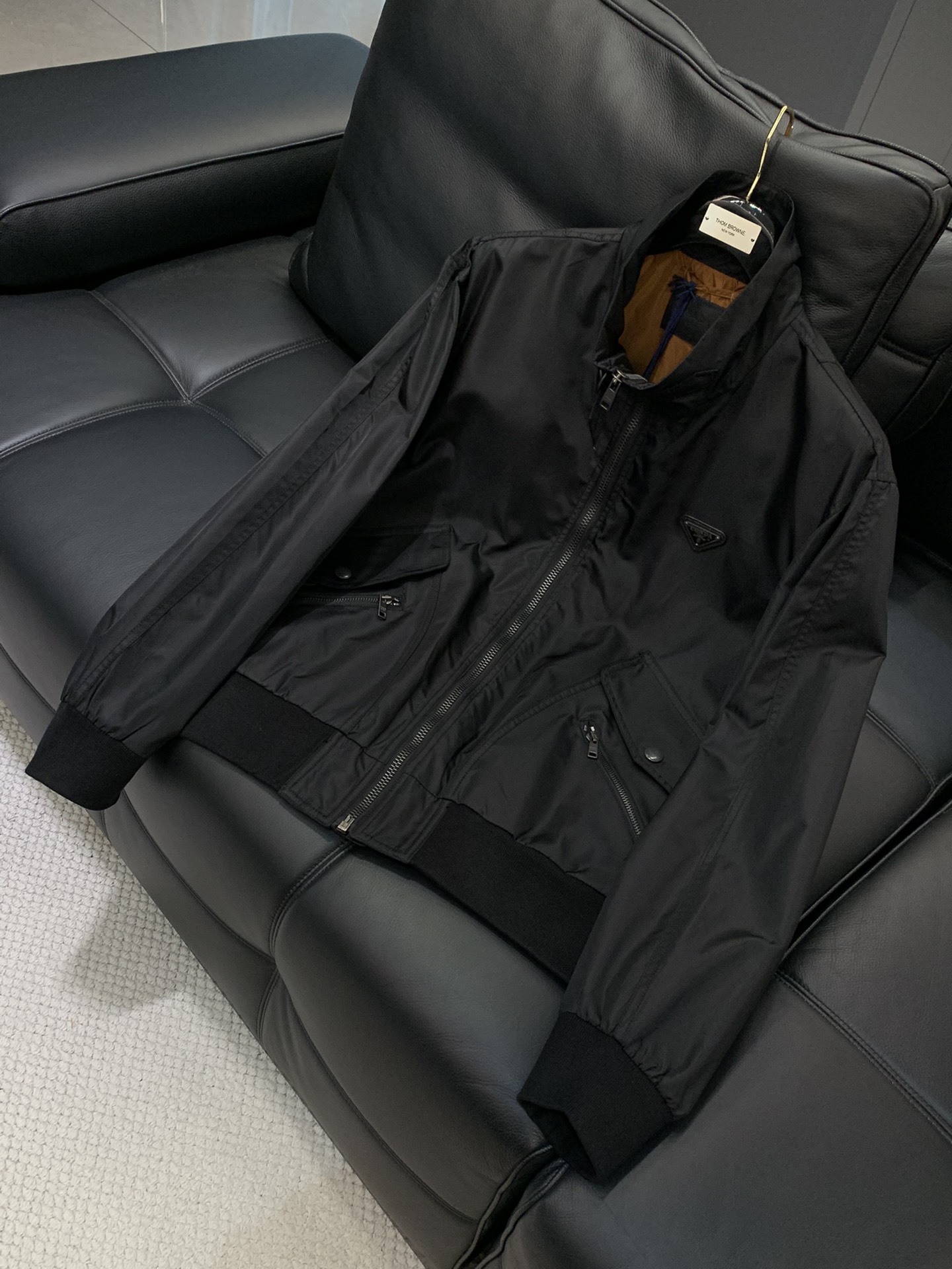 ，PRADA 普拉达，2025秋季最新品，专柜同步有售，时尚休闲立领夹克外套，进口原版面料，做工极为复杂