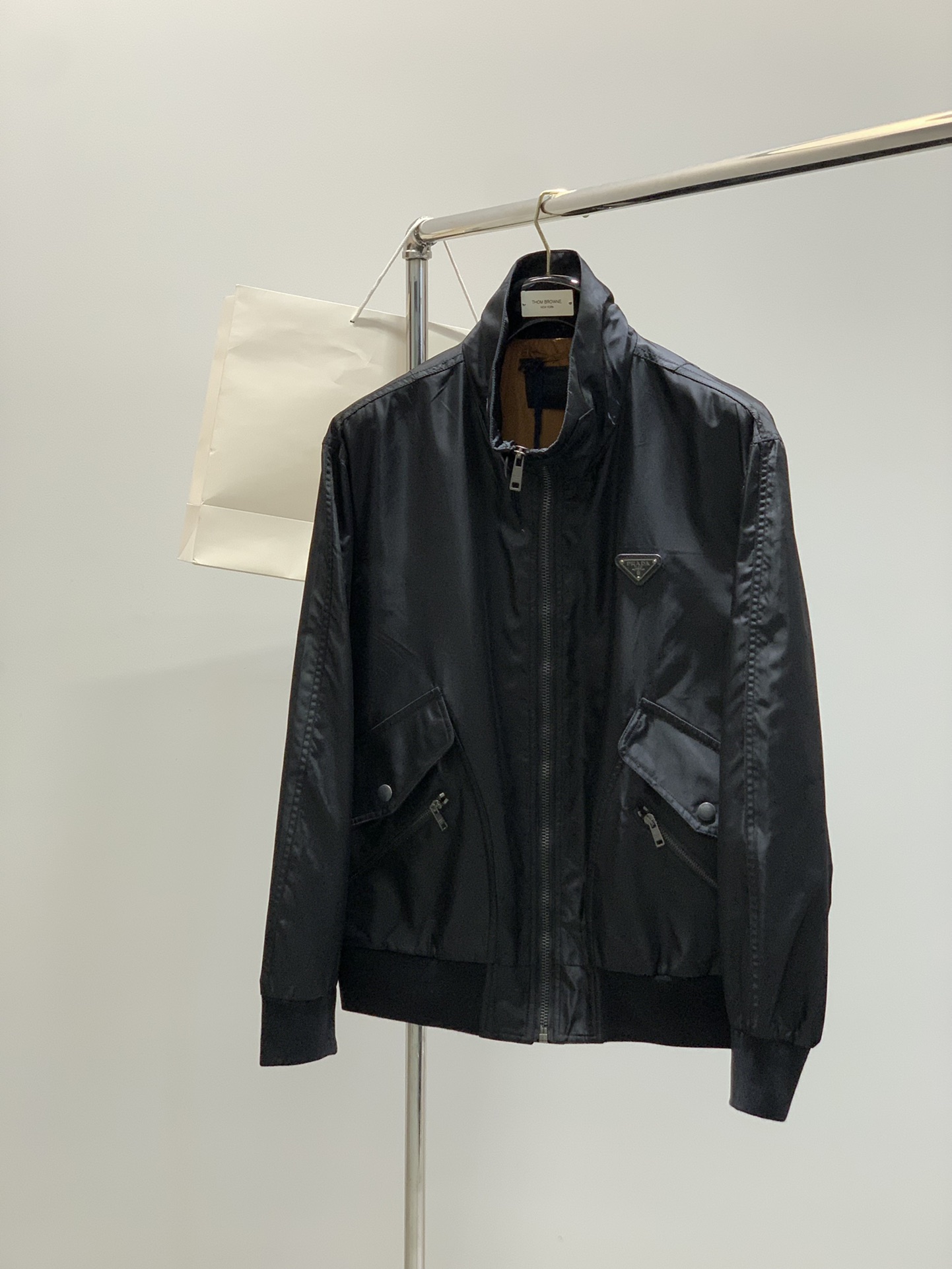 ，PRADA 普拉达，2025秋季最新品，专柜同步有售，时尚休闲立领夹克外套，进口原版面料，做工极为复杂